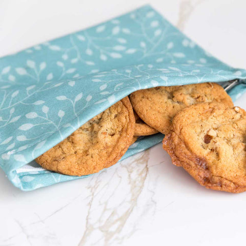 Resuable and home compostable food pocket for kid's lunchbox. Blue with white leaves.