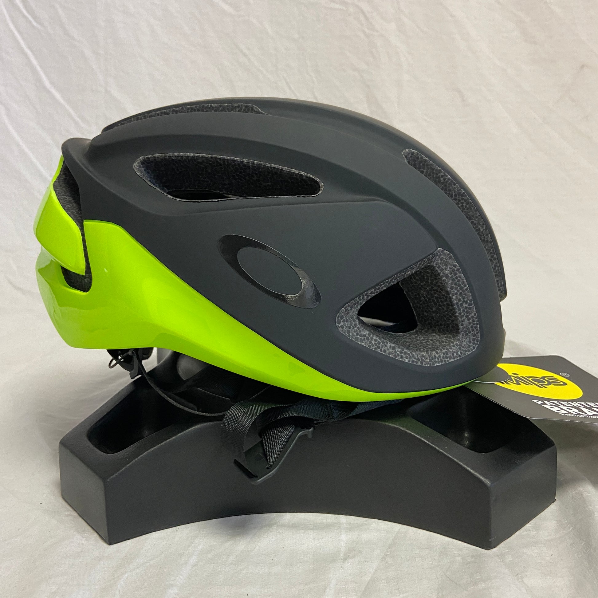 Oakley Aro 3 Cycling Helmet Black/Green Large *Open Box* 