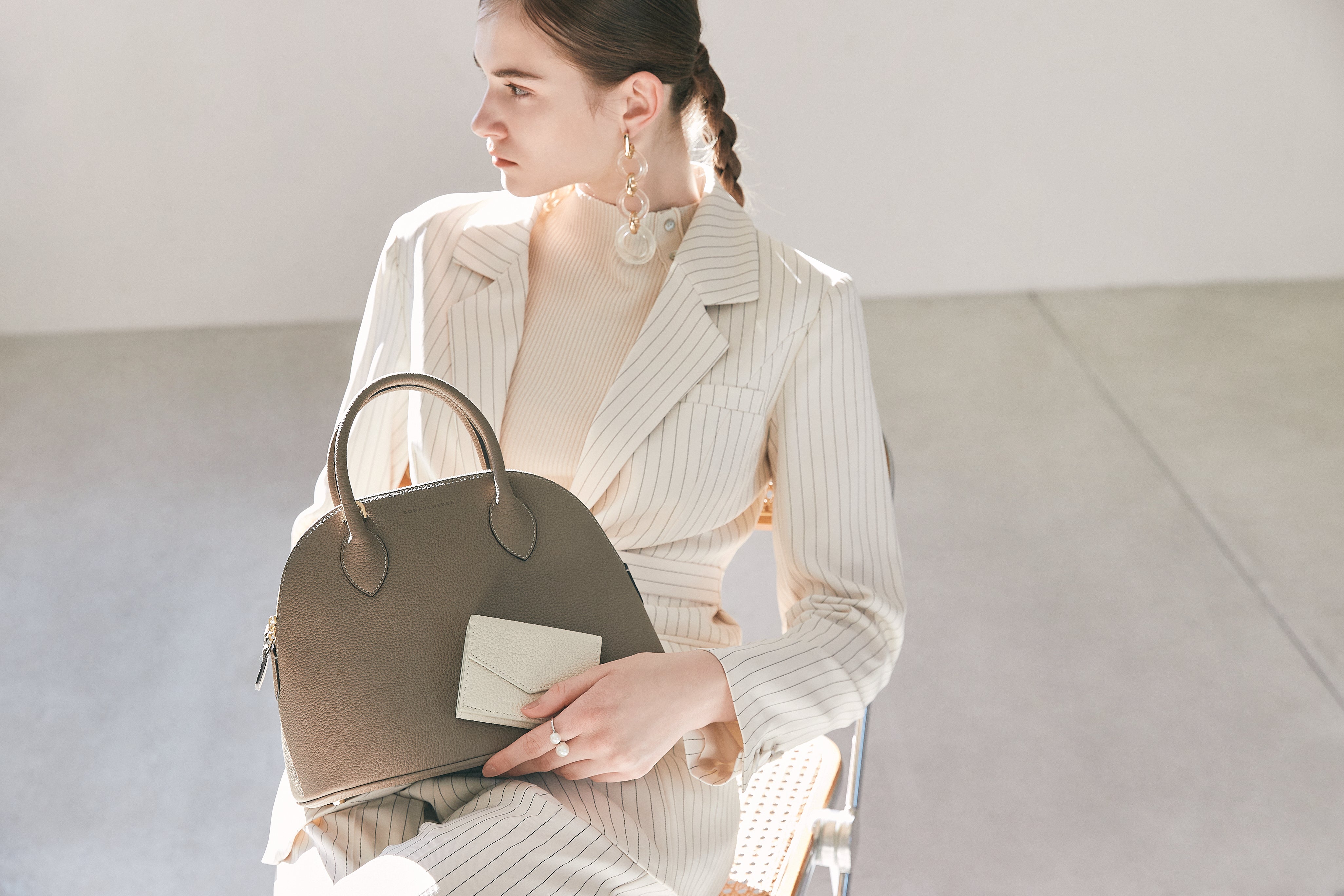 Eine elegante Geschäftsfrau trägt eine stilvolle Leder Handtasche von BONAVENTURA
