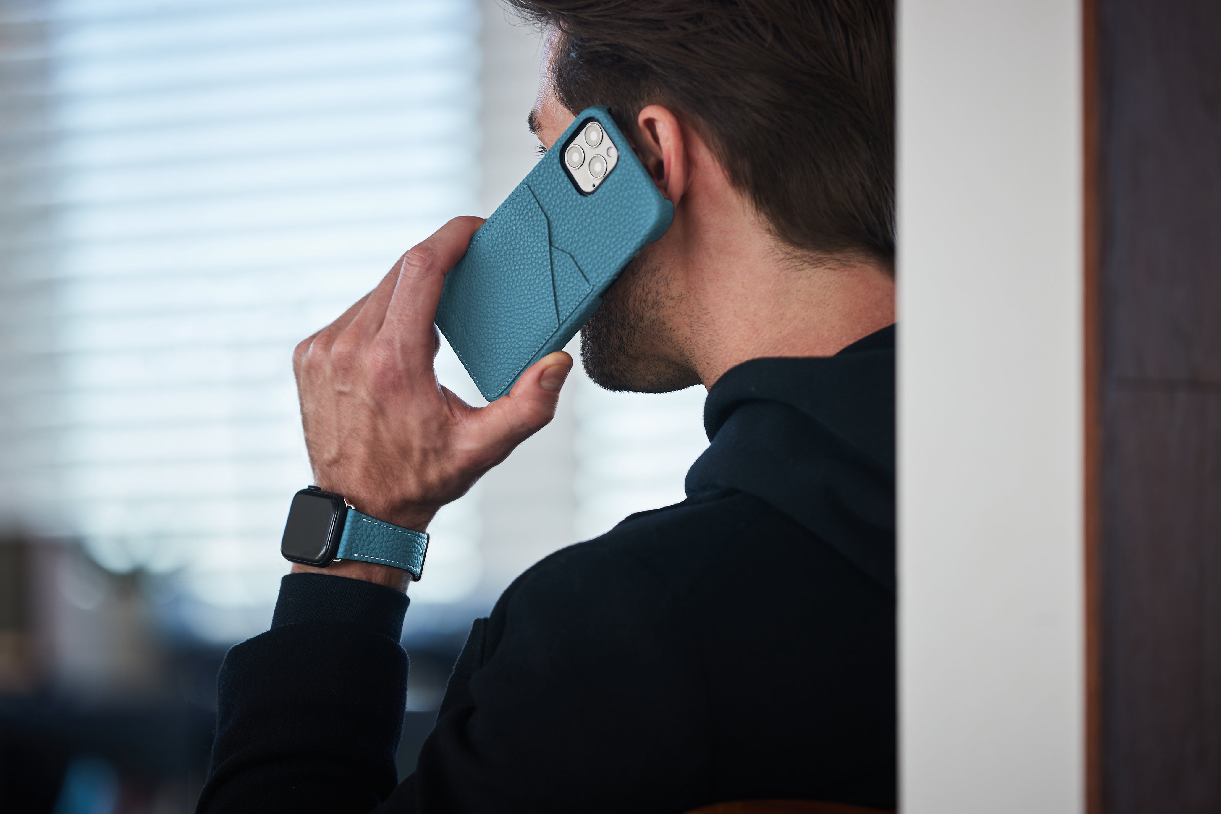A BONAVENTURA leather case in use on an iPhone.
