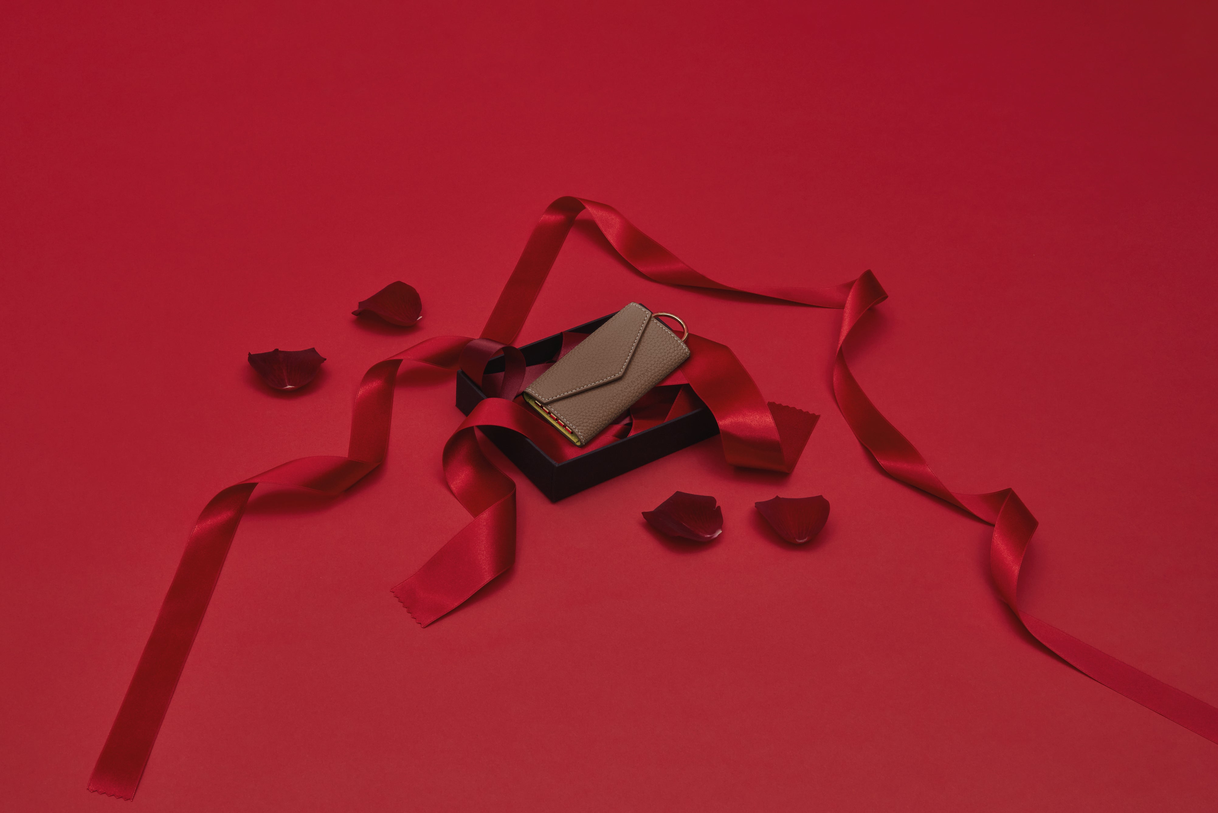 Leather accessories from BONAVENTURA that make the perfect Valentine's Day gift.