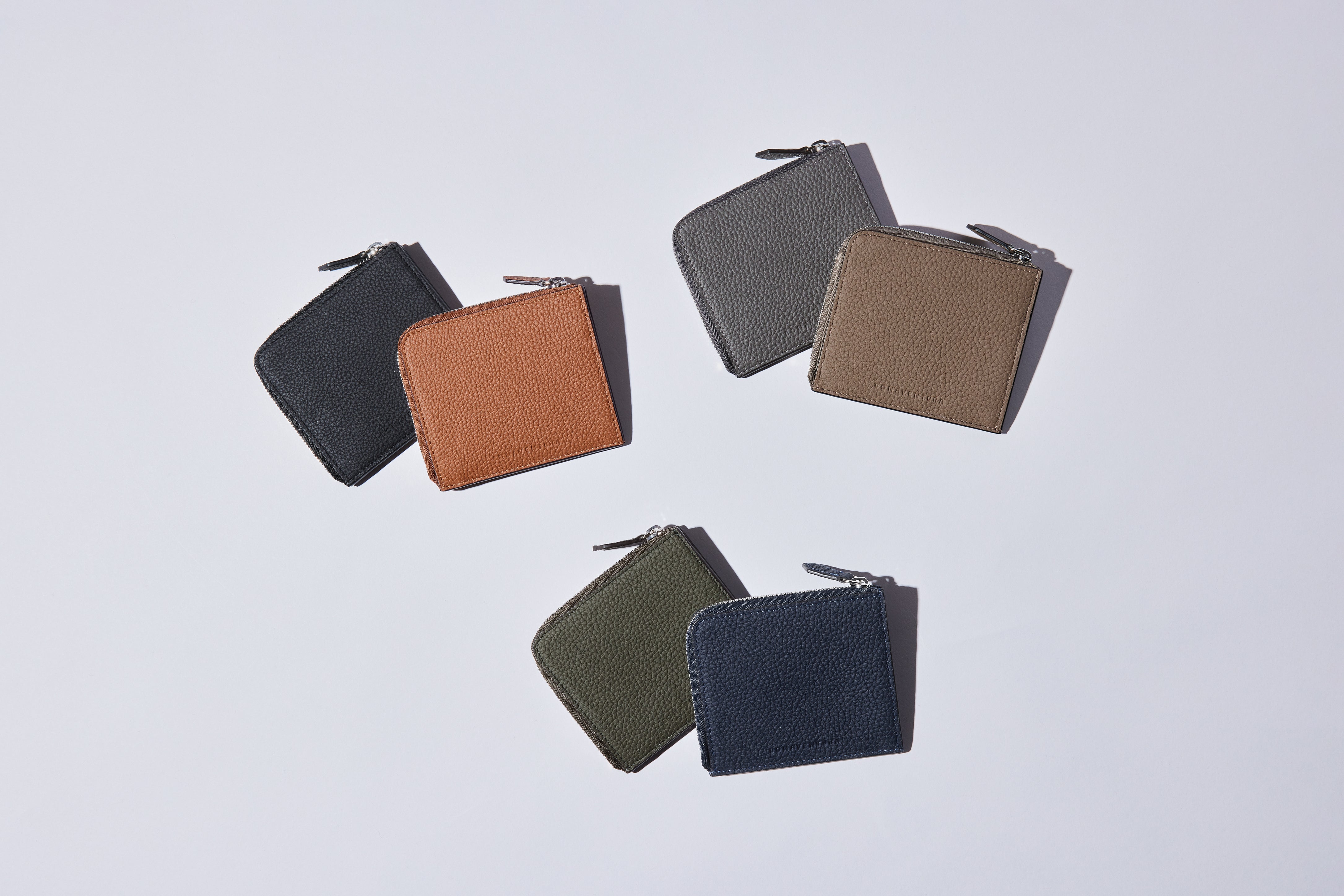 Įvairių spalvų ir odos tipų vyriškų odinių piniginių pasirinkimas