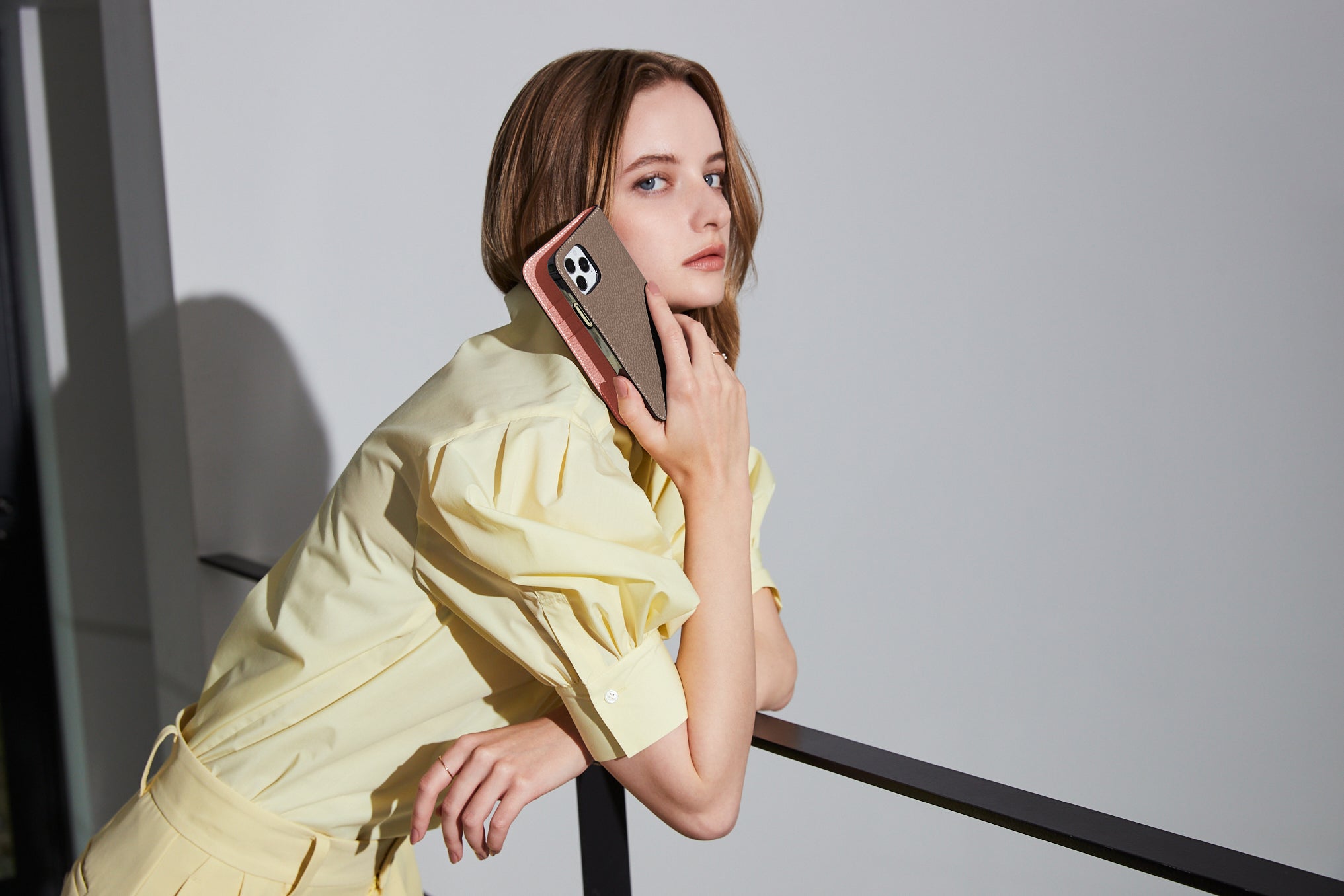 An elegant woman with an iPhone leather case from BONAVENTURA.