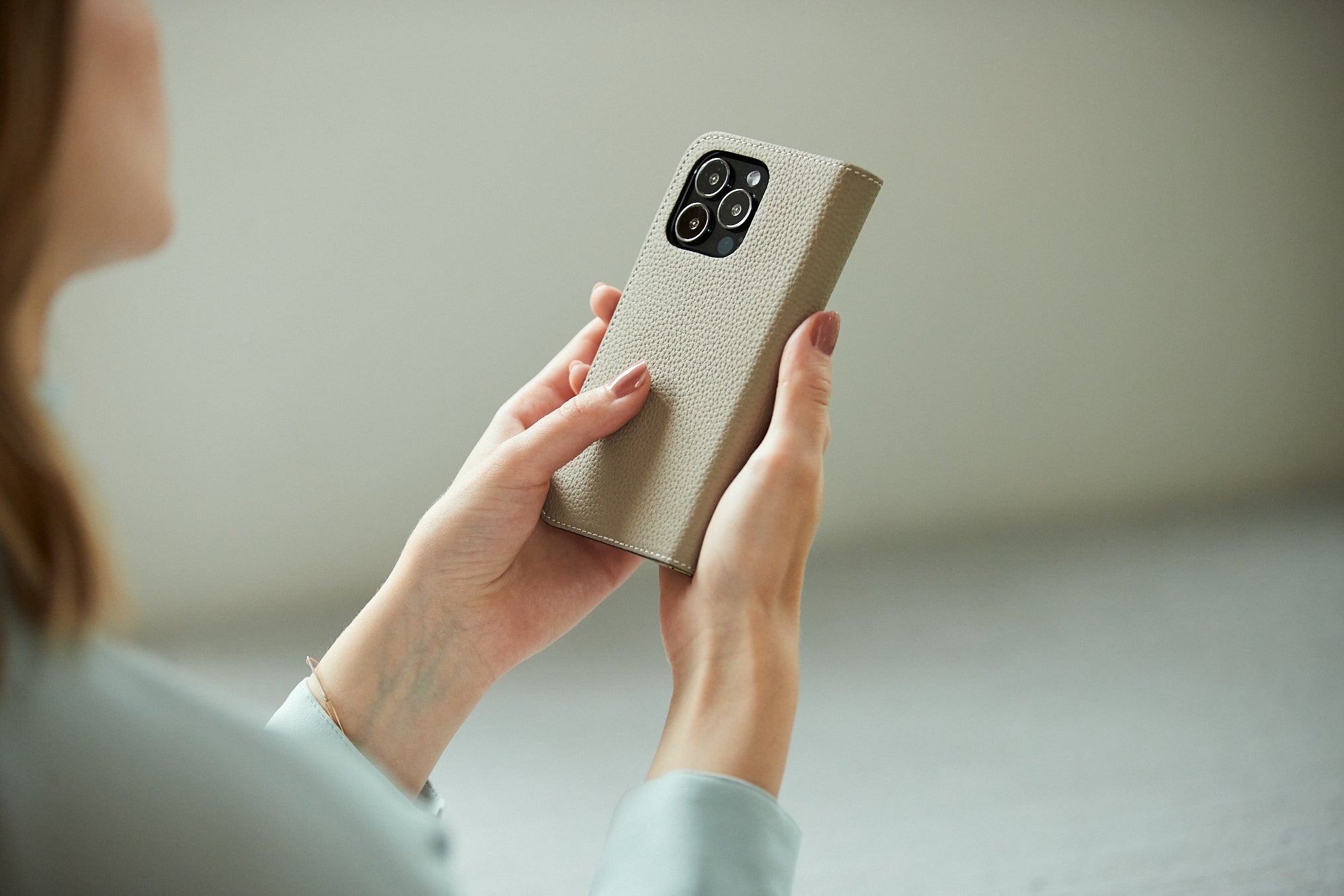 O husă BONAVENTURA pentru iPhone în vedere de detaliu, evidențiind calitatea pielii.