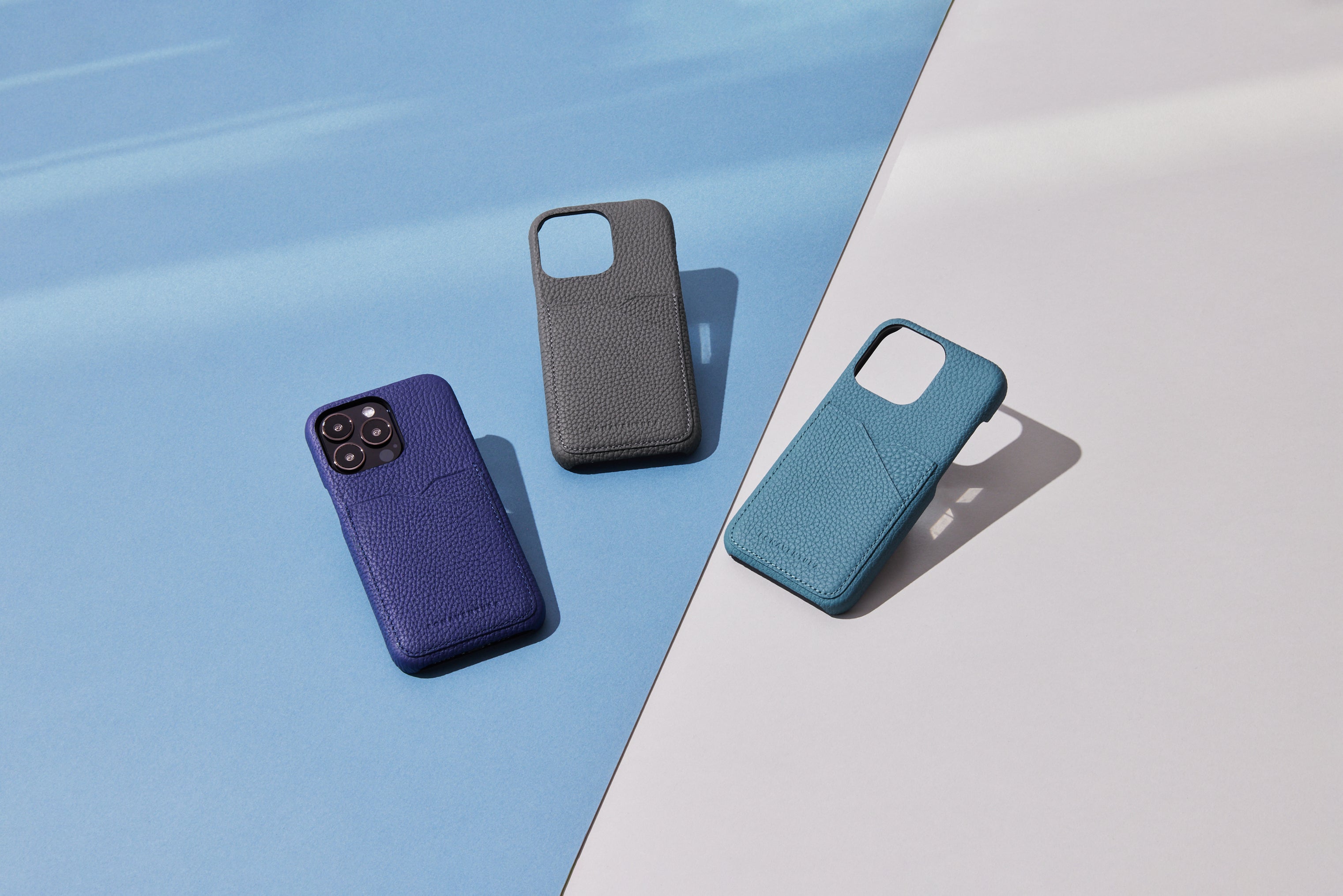 Différents étuis pour iPhone BONAVENTURA dans différentes couleurs et types de cuir.