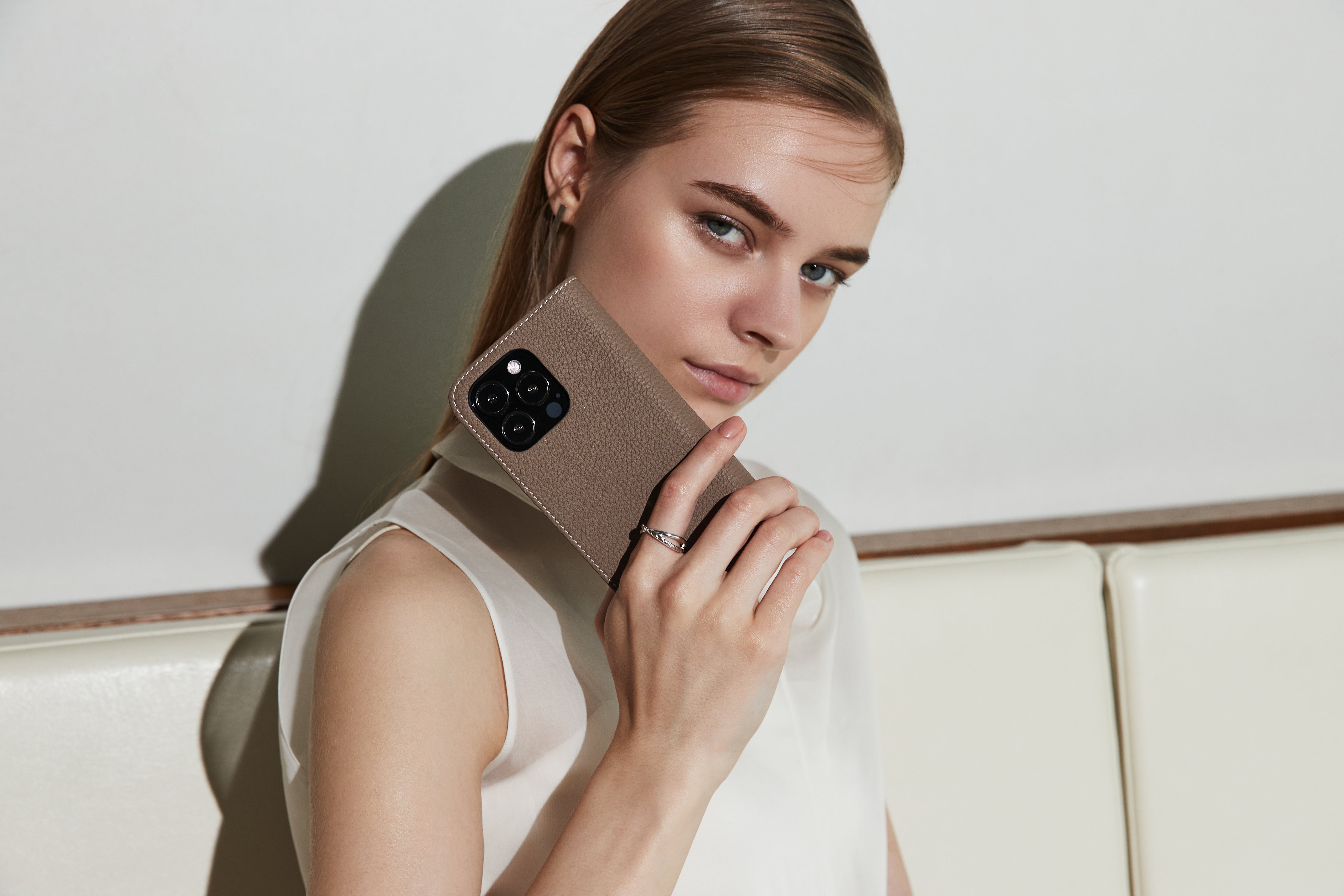Stylish and high-quality leather iPhone case by BONAVENTURA.