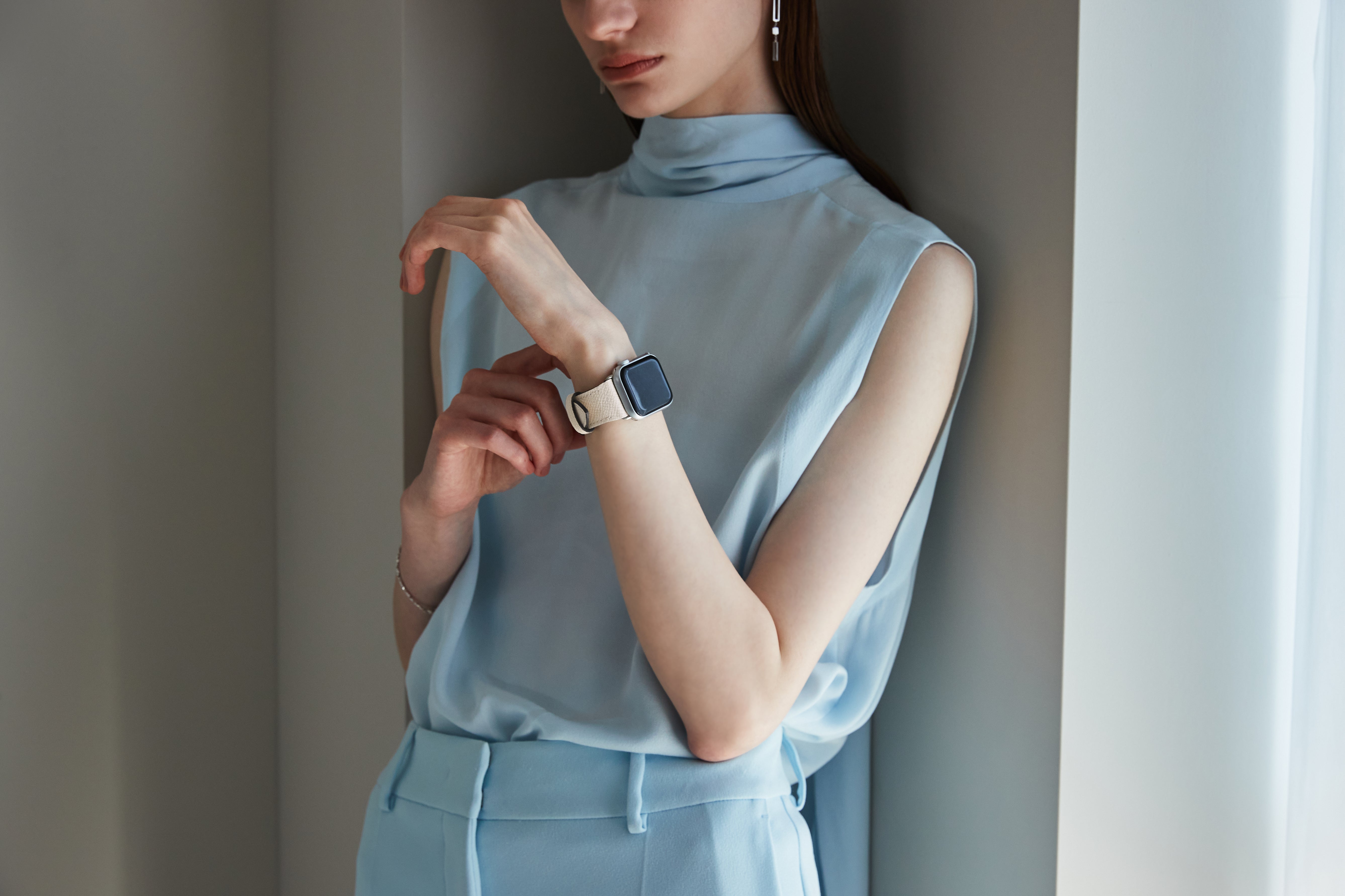 Egy stílusos nő a BONAVENTURA bőr Apple Watch pántjával.