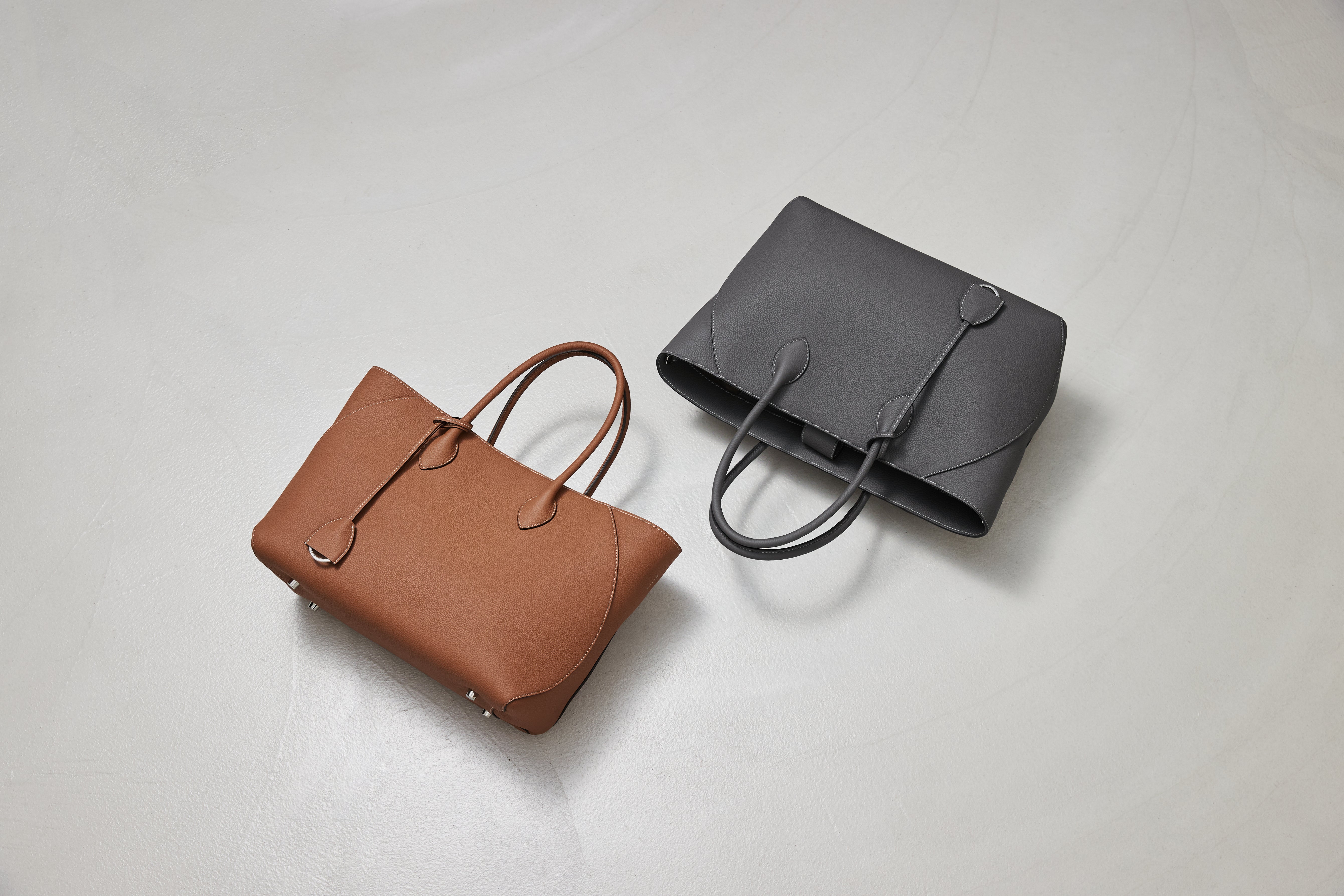 The spacious leather bag Mia Tote Bag Medium, which is perfect for work.