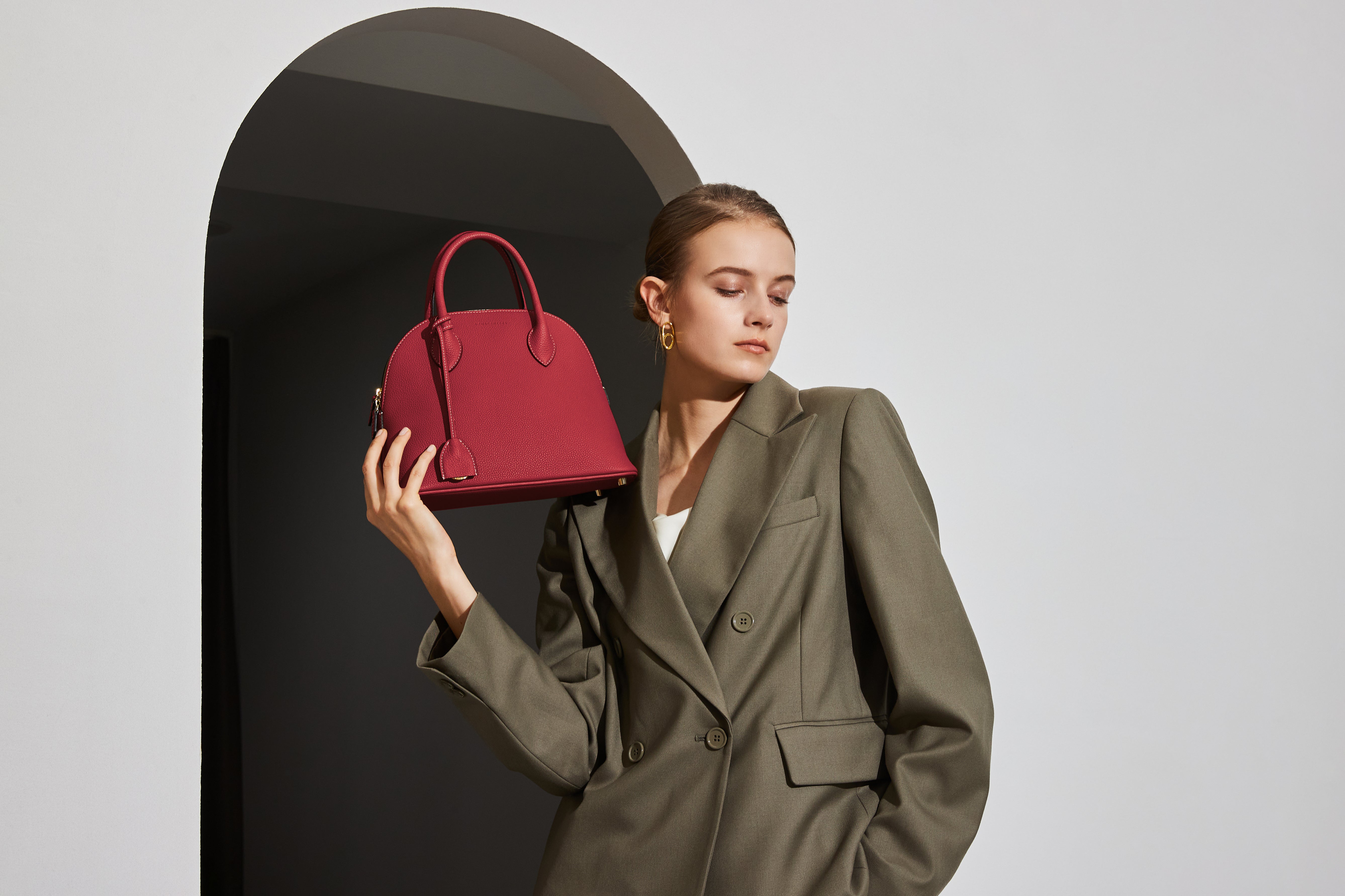 Elegantná obchodníčka nosí kvalitnú koženú kabelku od spoločnosti BONAVENTURA