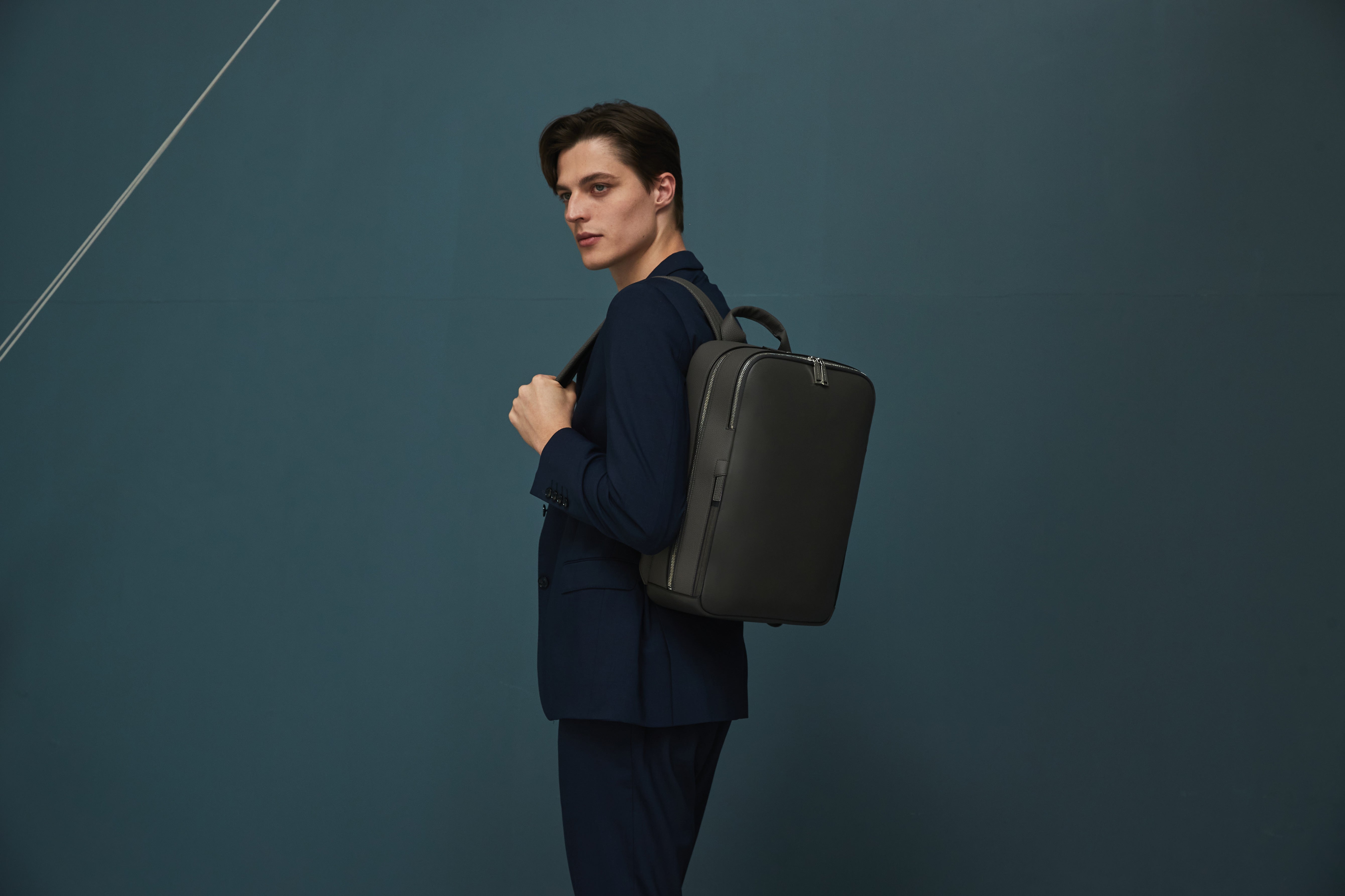 Moderno hombre de negocios con una elegante mochila David de BONAVENTURA para el día a día en la oficina