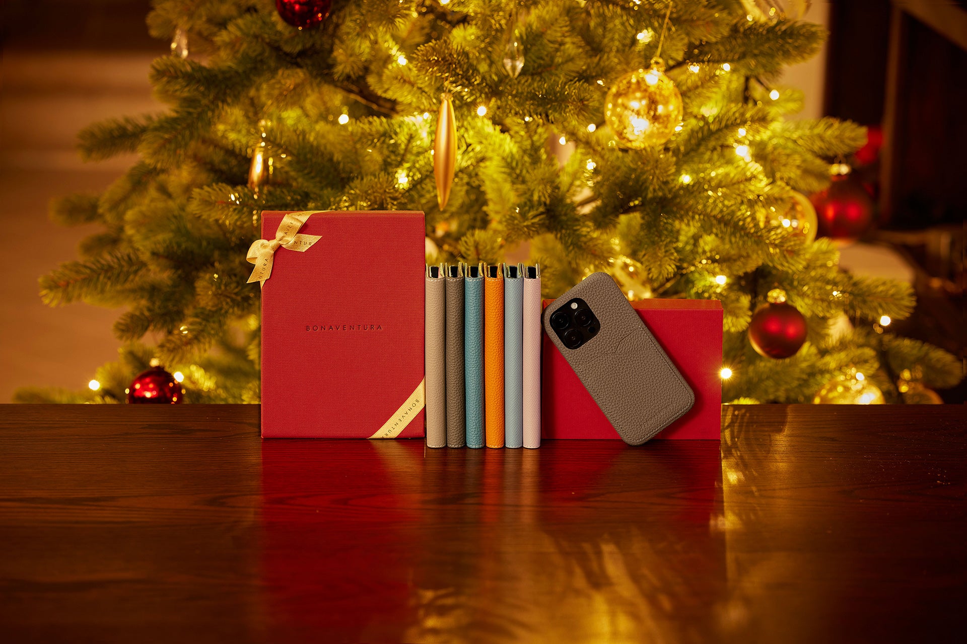 High-quality leather accessories such as iPhone leather cases from BONAVENTURA for style-conscious gifts