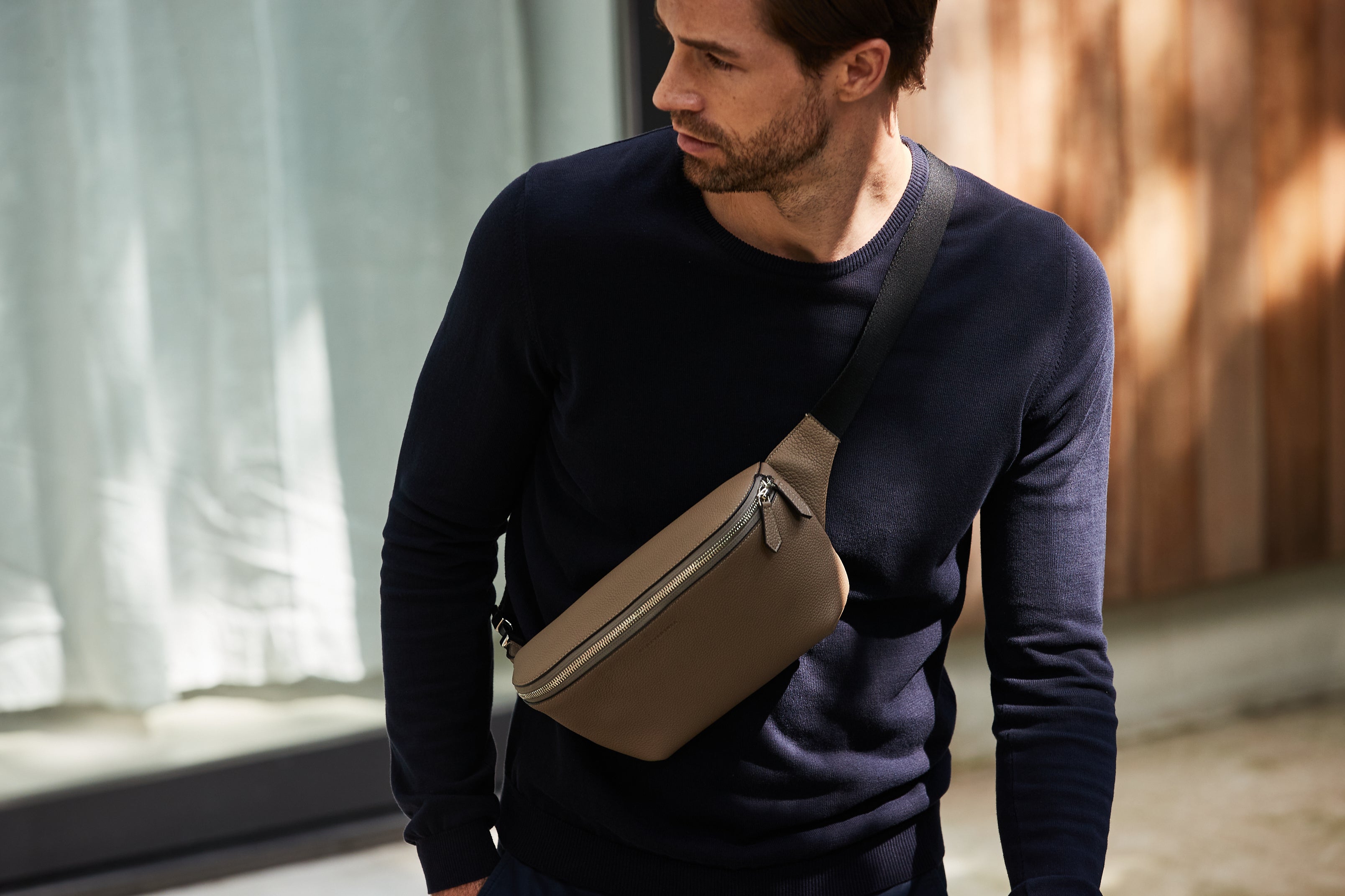 A stylish man wearing a stylish BONAVENTURA crossbody bag in everyday life.