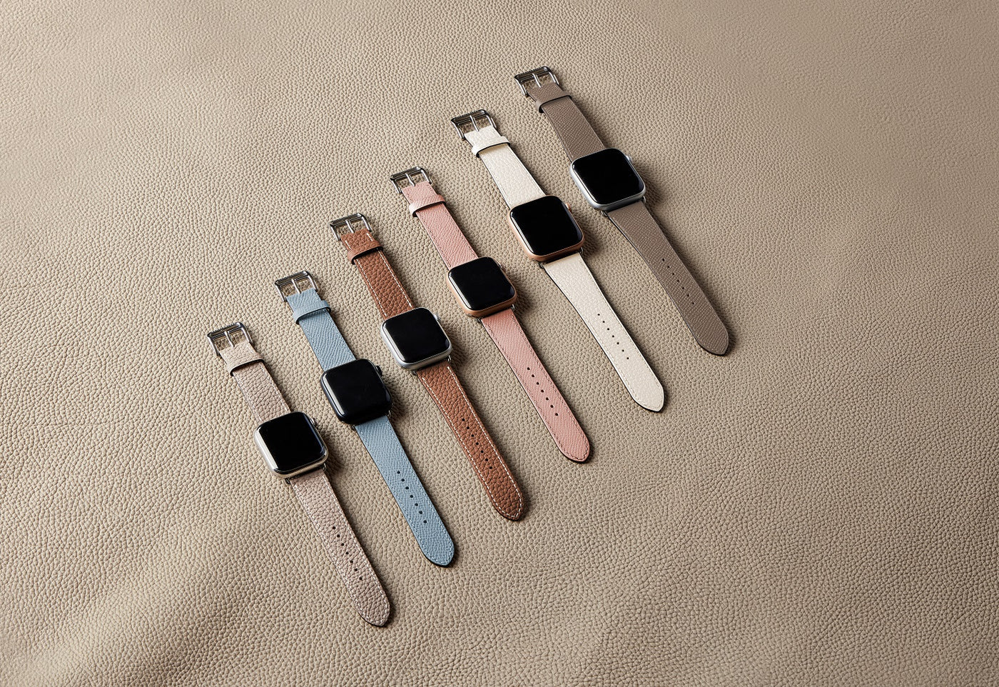 Apple Watch su elegantiškomis BONAVENTURA apyrankėmis, pagamintomis iš aukštos kokybės tekstūruotos pilno grūdo odos.