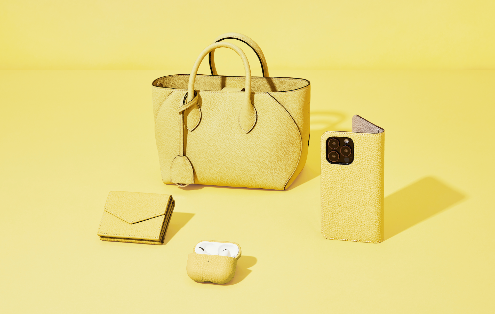 Trendy yellow handbag and matching accessories in yellow by BONAVENTURA for Spring/Summer 2023.
