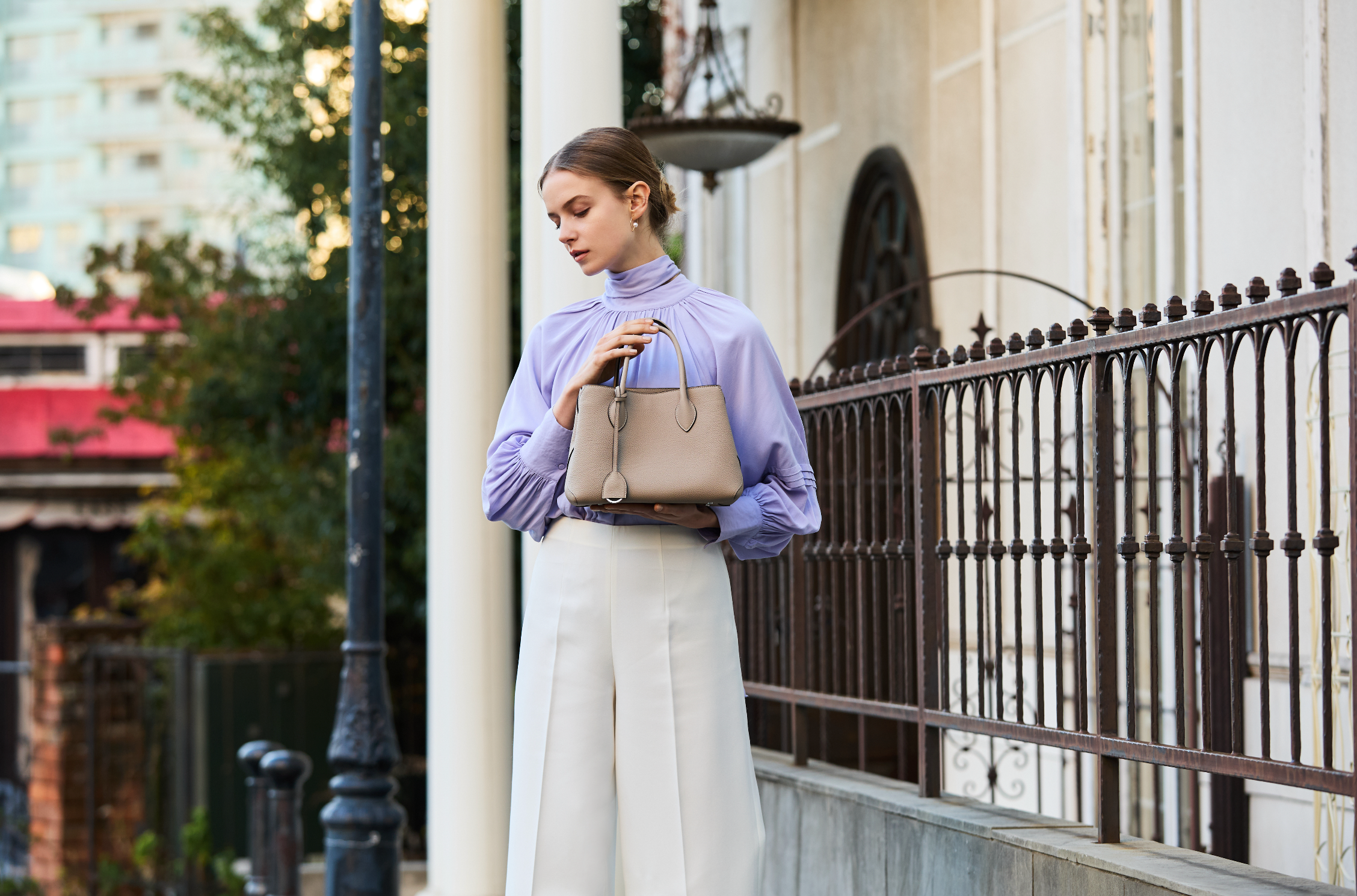 Una mujer con estilo lleva un elegante bolso de piel de BONAVENTURA.