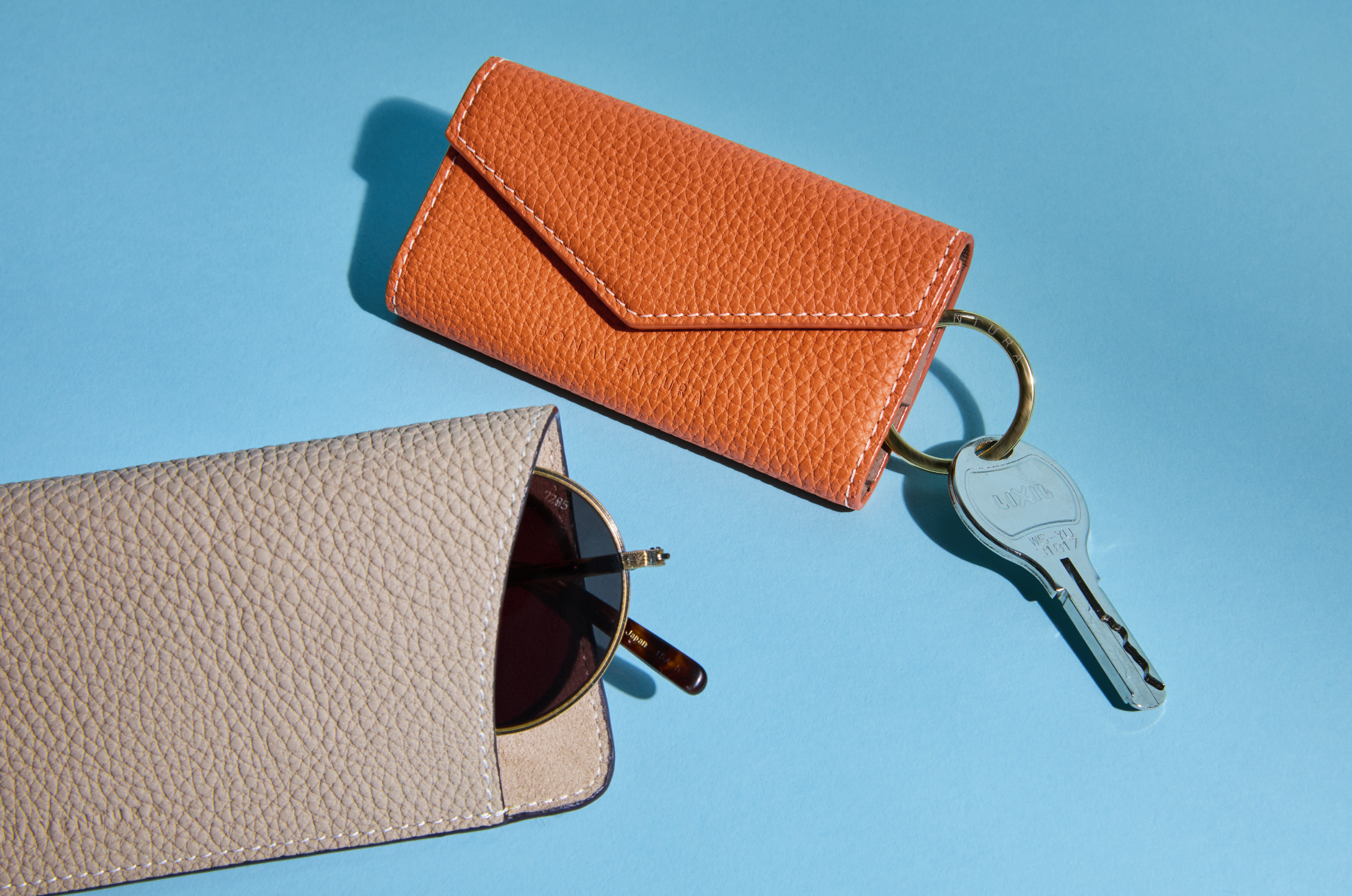 High-quality leather accessories that are perfect as gift ideas for this summer.