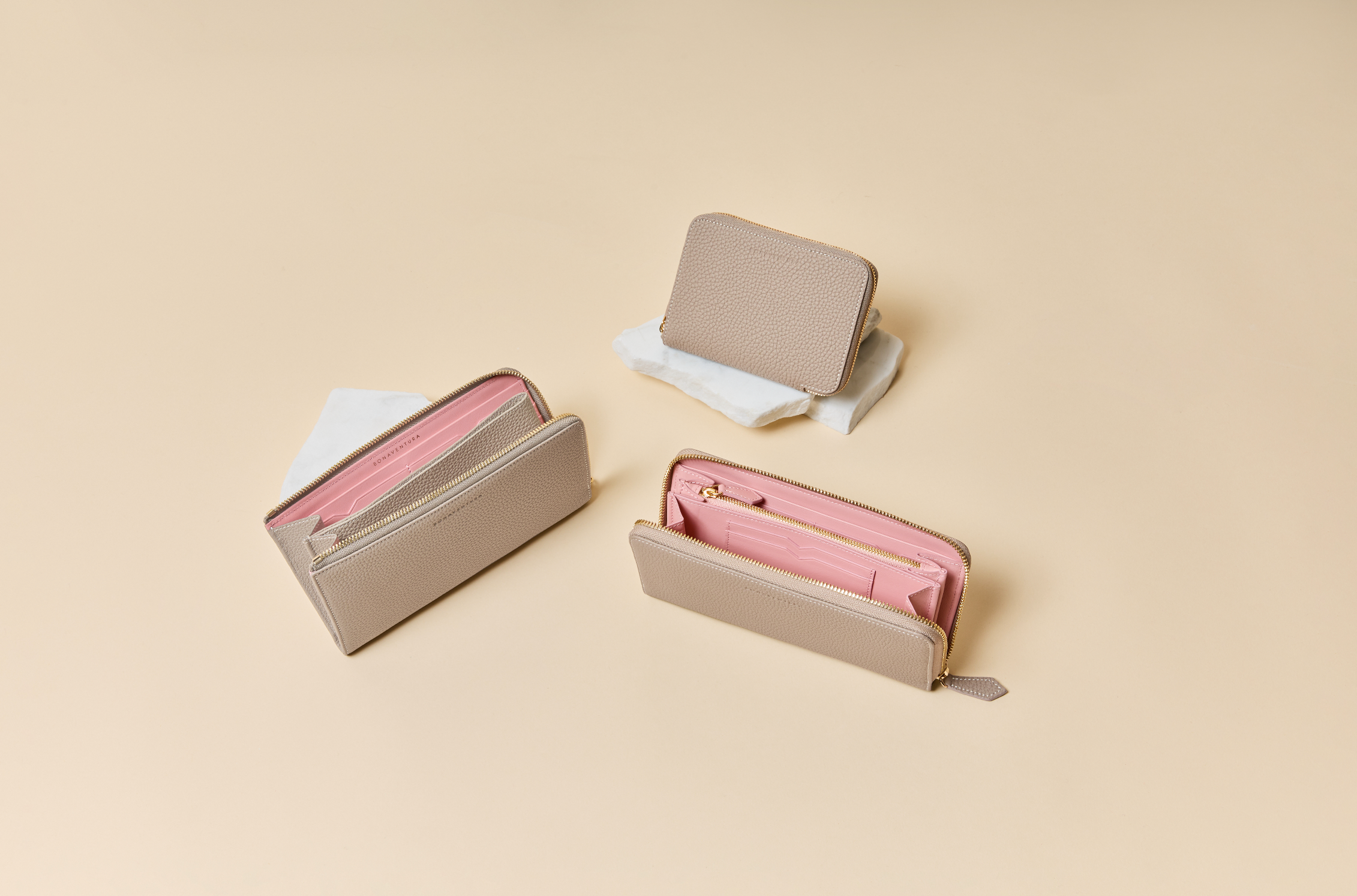 Various models of elegant leather wallets from BONAVENTURA for women.