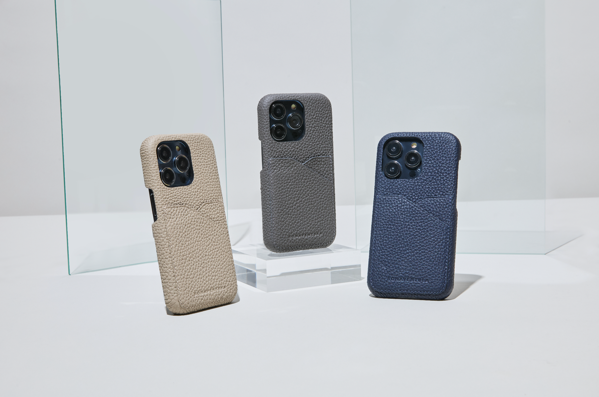 Different iPhone 15 leather cases from BONAVENTURA.