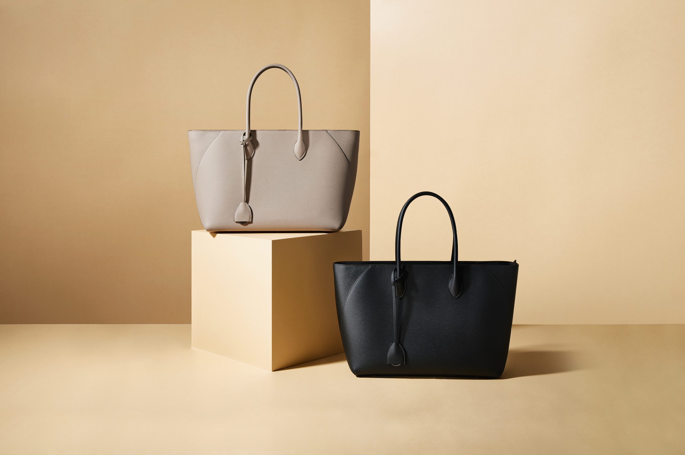 Bolsas de couro elegantes e minimalistas, um símbolo de elegância e qualidade simples.