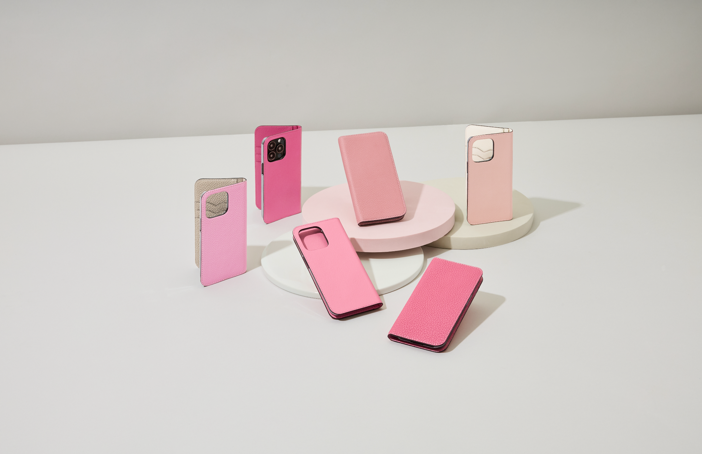 Eleganti custodie in pelle per iPhone di BONAVENTURA in varie tonalità di rosa.