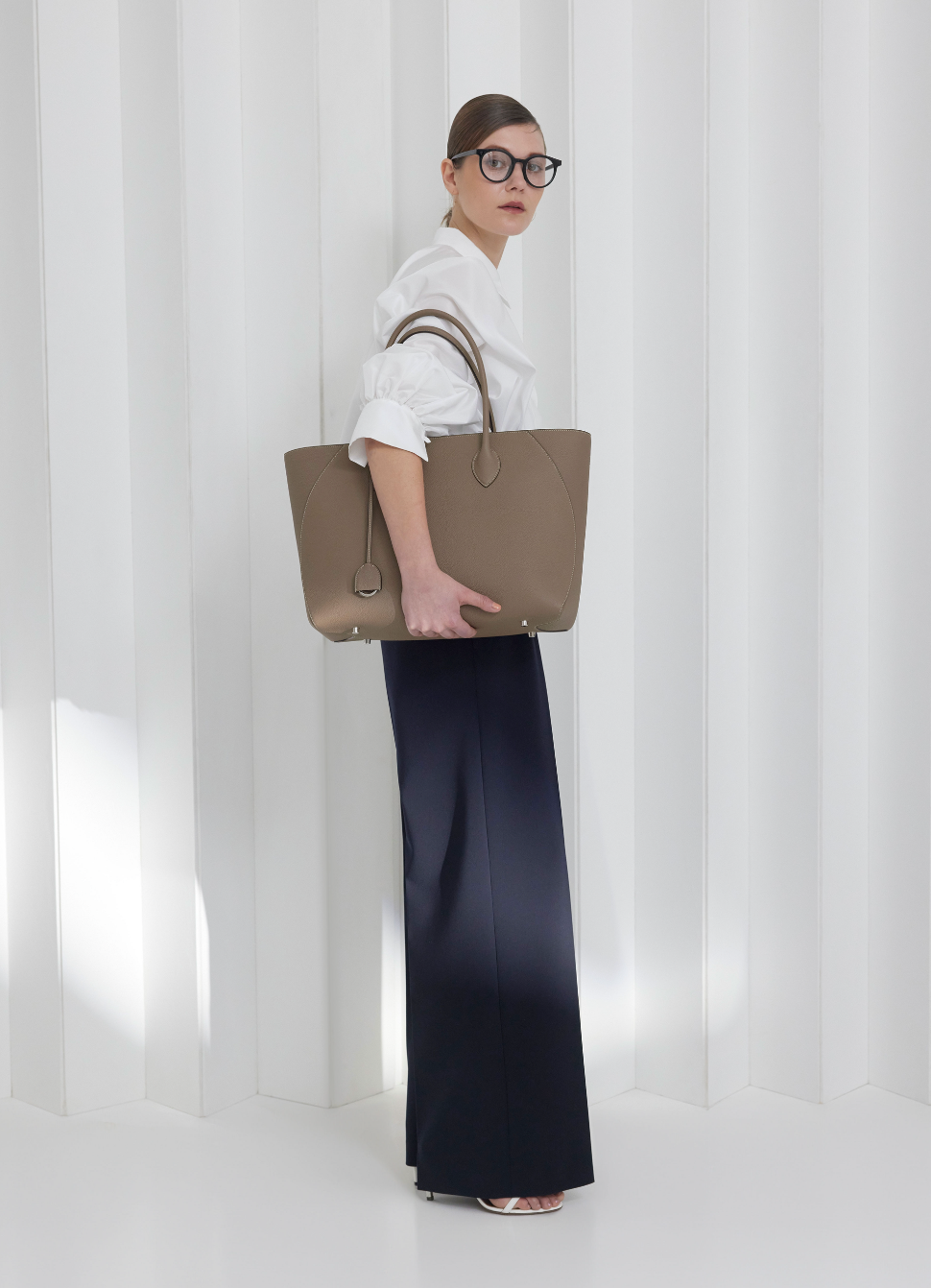 Podnikateľka nosí dokonalú koženú tašku na každodenný kancelársky život