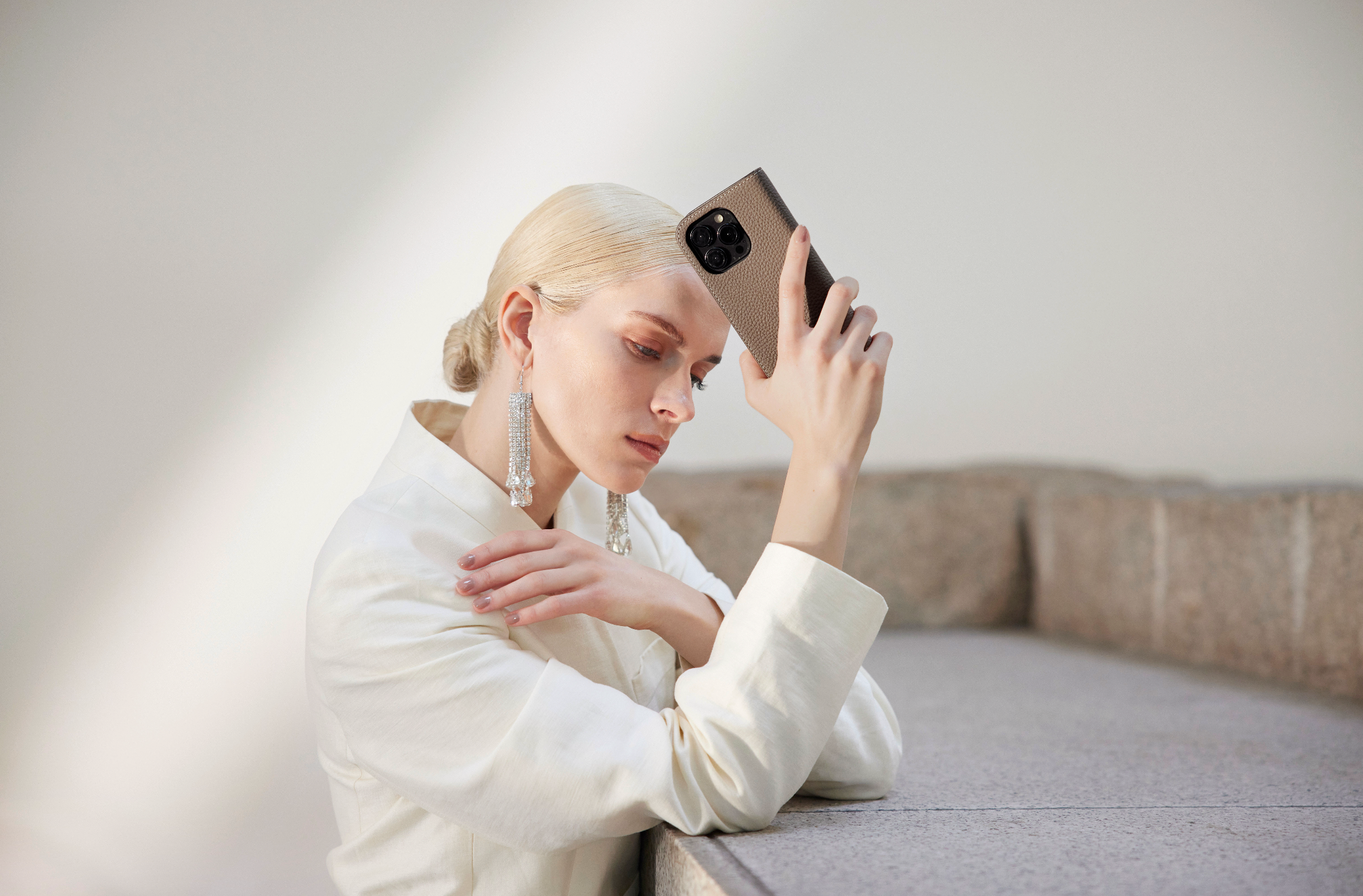 Elegante Frau schützt ihr iPhone mit einer Lederhülle von BONAVENTURA