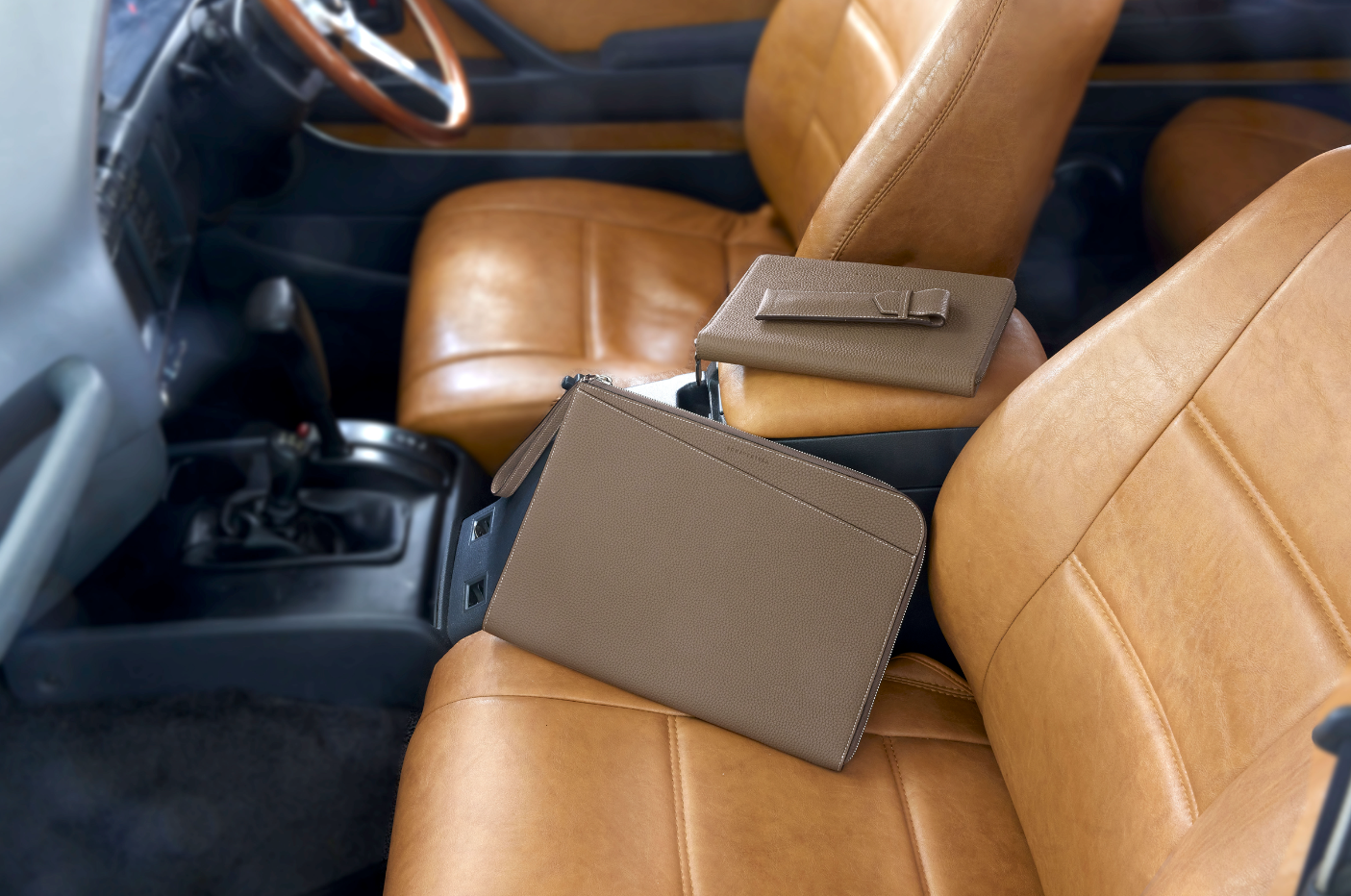 Accessoires en cuir exclusifs de BONAVENTURA dans la voiture.