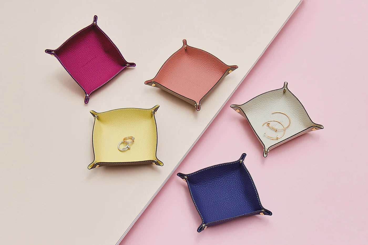 Small leather accessories by BONAVENTURA in summery colors.