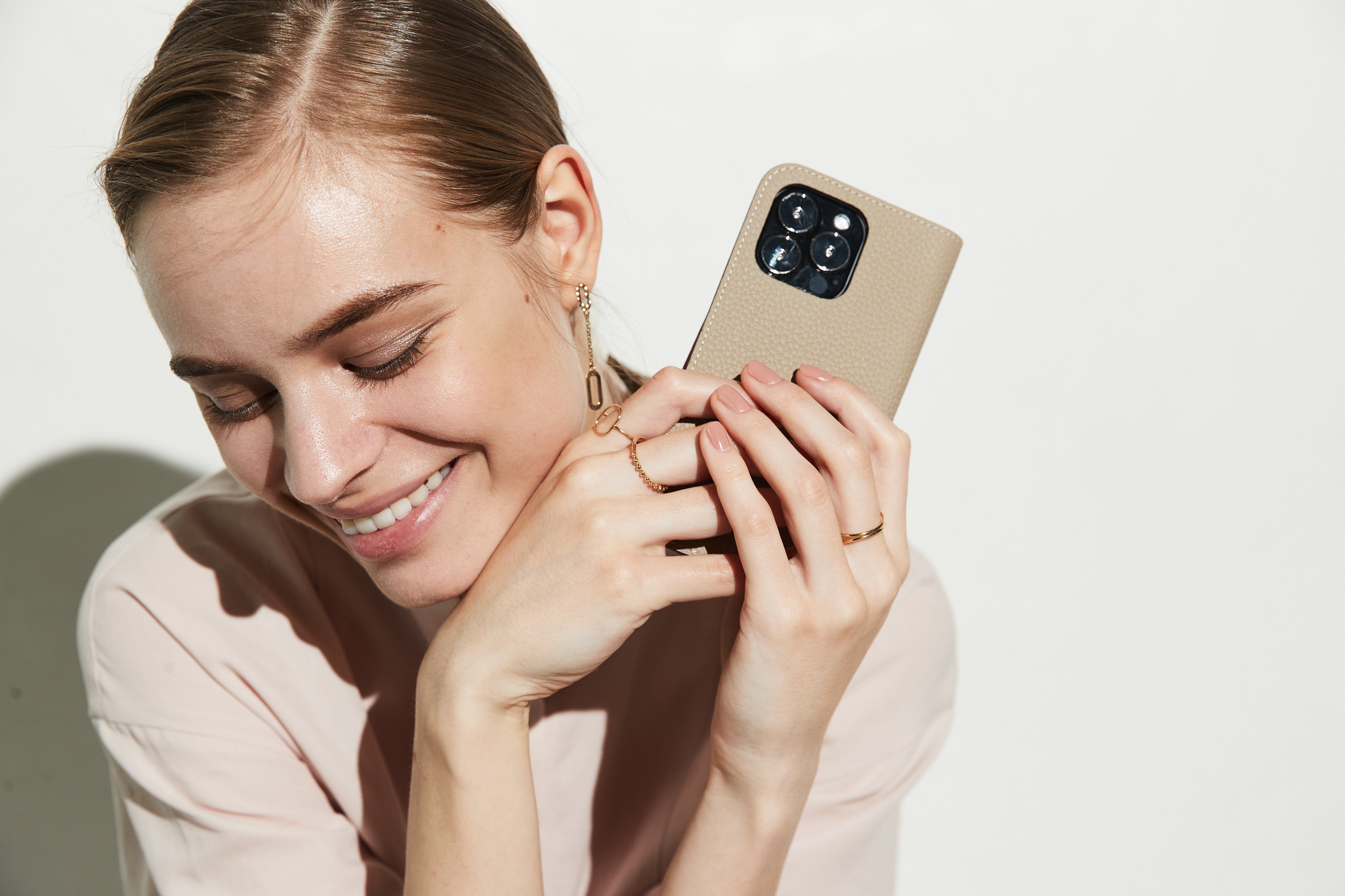 صورة مقرّبة لحقيبة BONAVENTURA الفاخرة لهاتف iPhone مصنوعة من الجلد المحبب بالكامل، والتي توفر الحرفية والحماية.