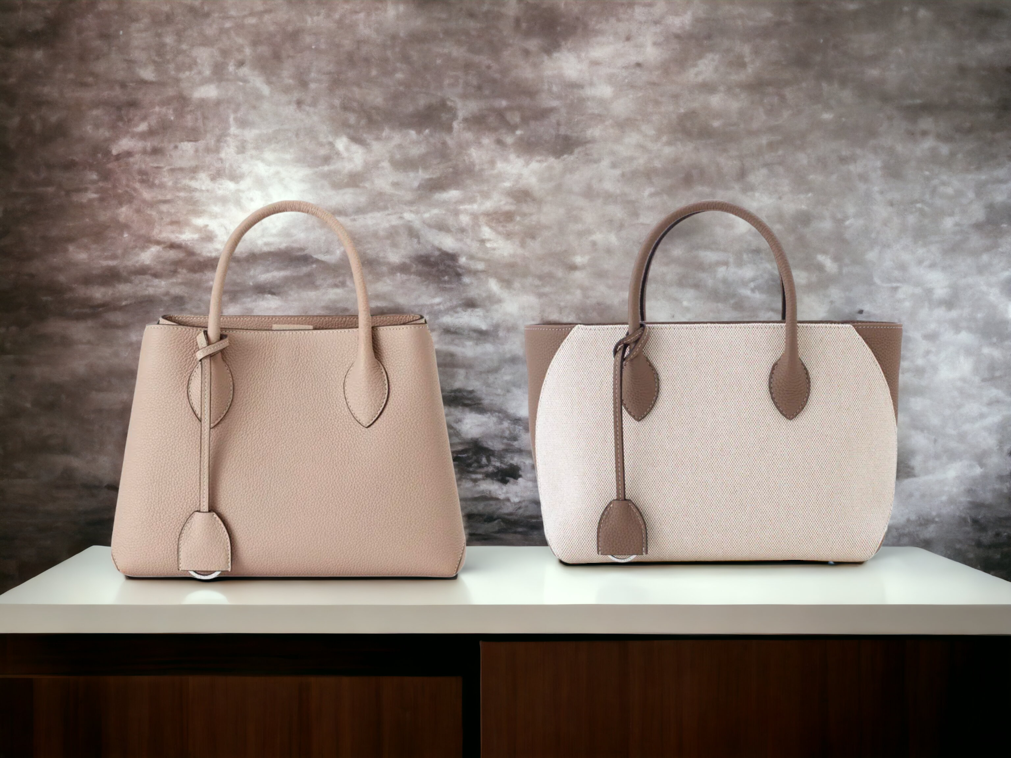 Eleganta ādas somiņa pret auduma somu no BONAVENTURA uz vienkārša fona, kas simbolizē greznību un kvalitāti.