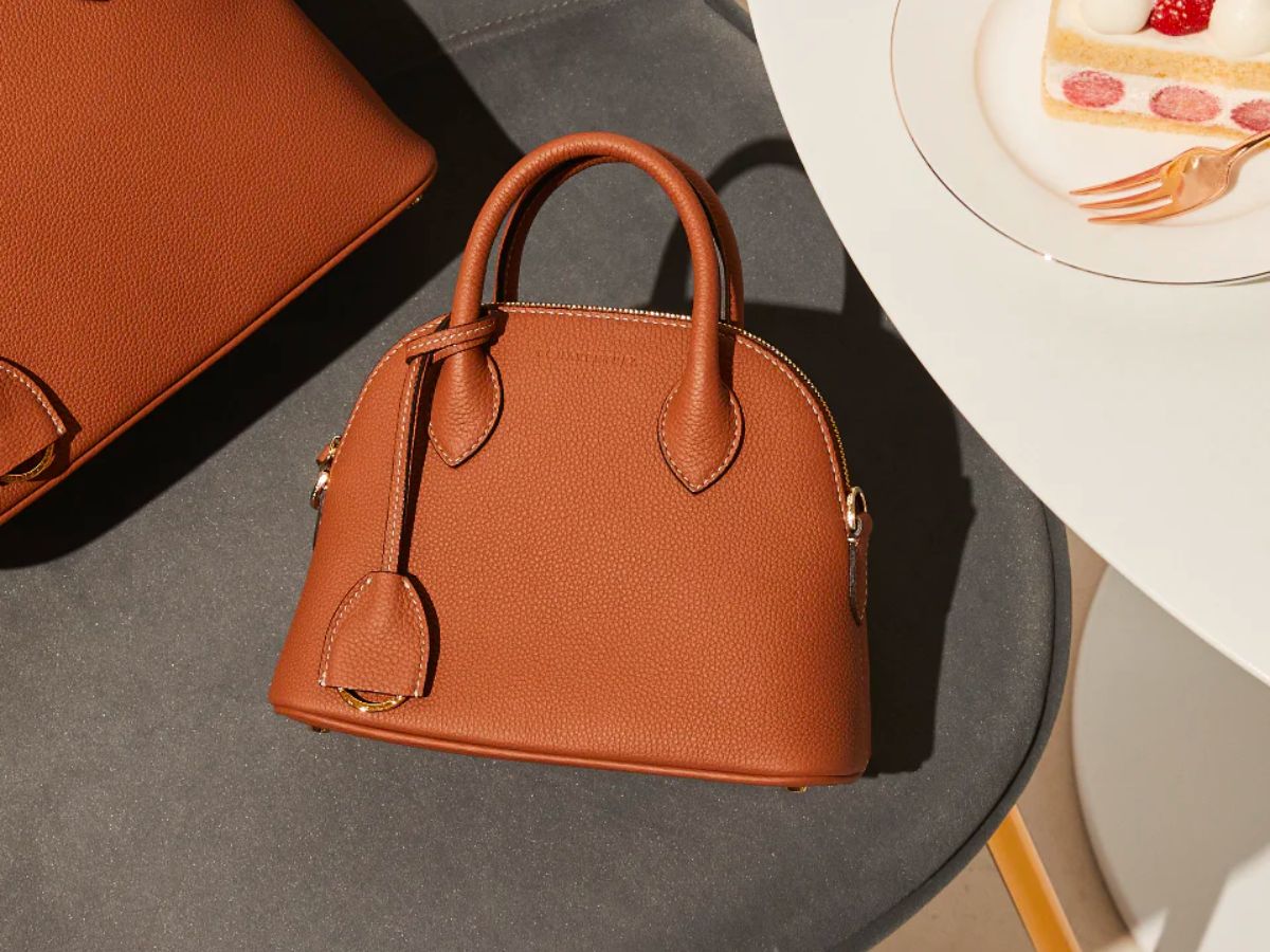 Edle BONAVENTURA Mini Emma Leder-Tasche in elegantem Umfeld