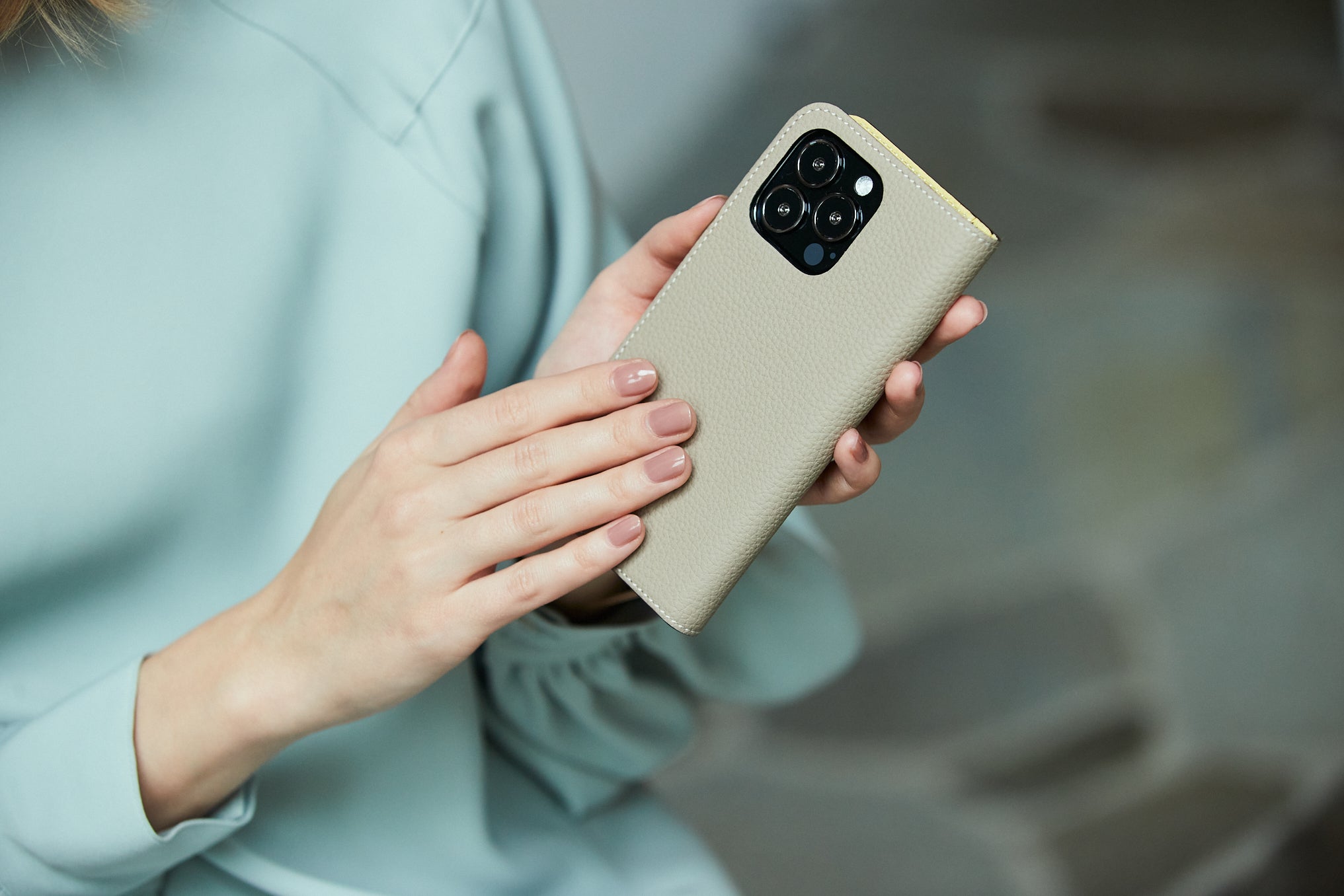 Cover flip in pelle Fjord per iPhone 2024: Protegge il dispositivo da eventuali danni e ne migliora l'aspetto.