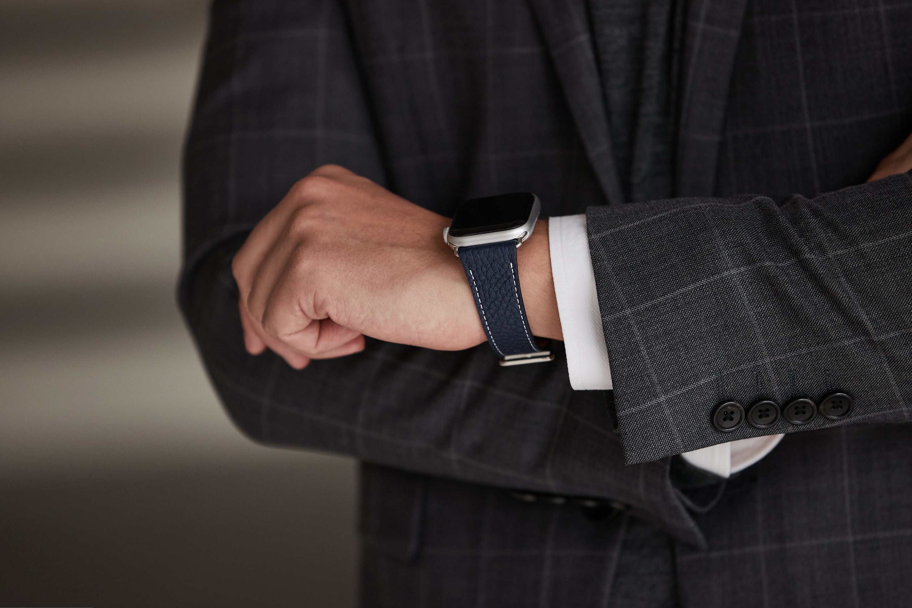 Un uomo d'affari elegante indossa il suo Apple Watch con un cinturino in pelle pregiata di BONAVENTURA.