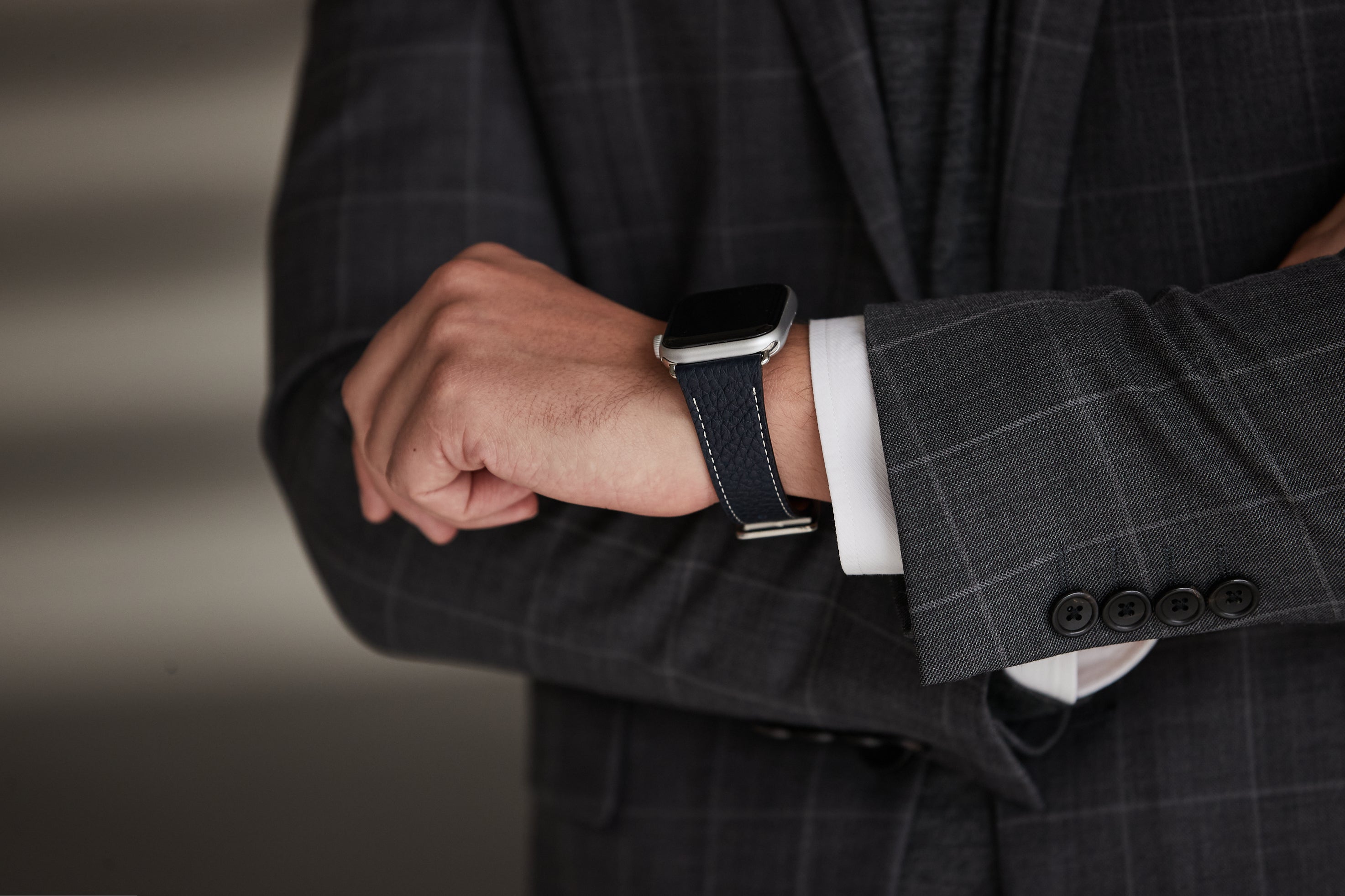 A businessman wearing a BONAVENTURA Modena leather band for his Apple Watch.