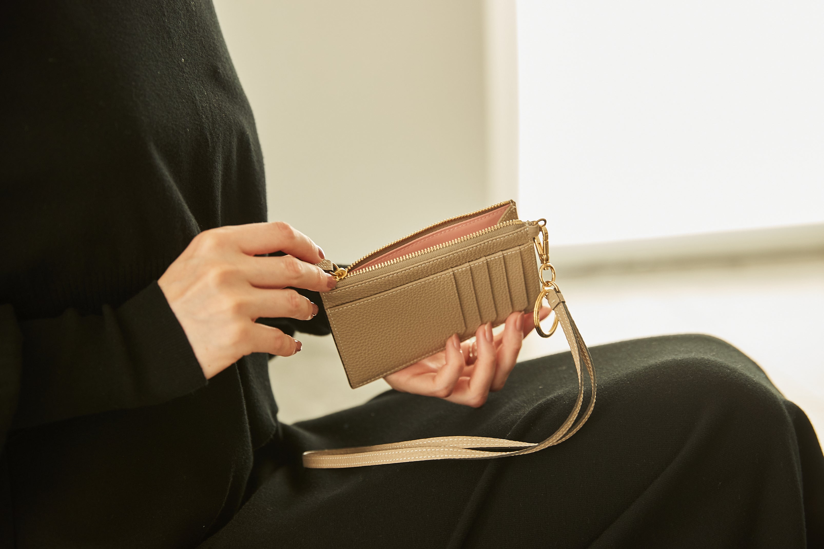 Una mujer sosteniendo una elegante cartera de cuero de BONAVENTURA.