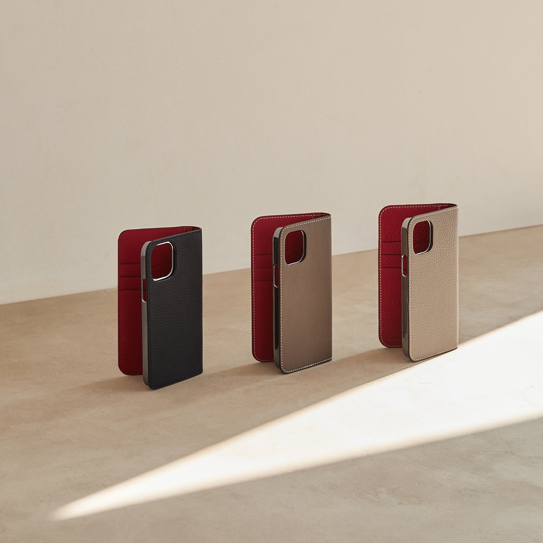 BONAVENTURA iPhone Diary Cases aus Fjord-Leder in verschiedenen stilvollen Farbkombinationen.