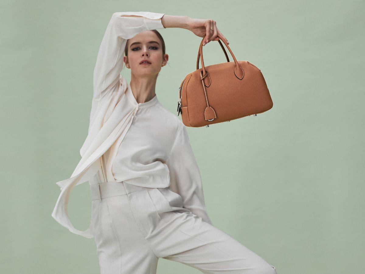 Exclusive BONAVENTURA Ava Boston handbag in camel brown, perfect for every style and occasion.