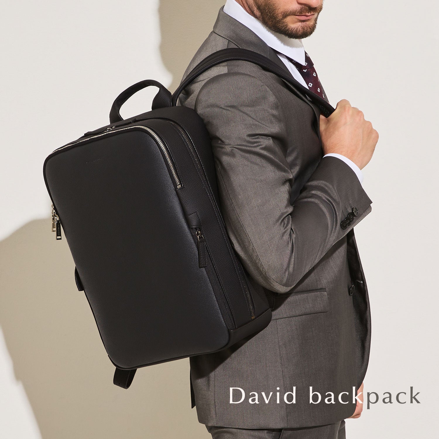 Mand bærer David-rygsæk i fuldnarvet læder fra BONAVENTURA
