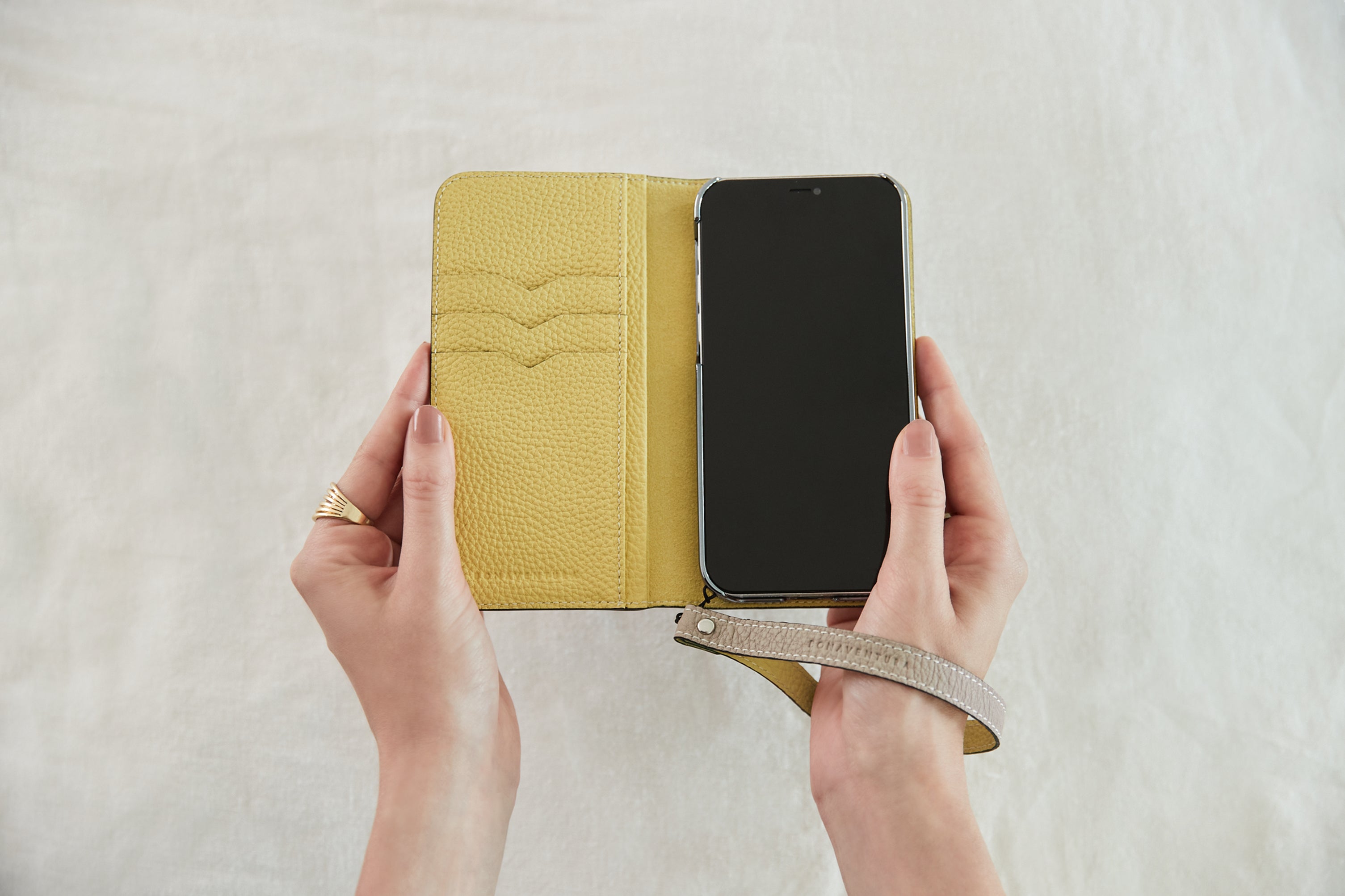 iPhone in a high-quality leather case from BONAVENTURA.