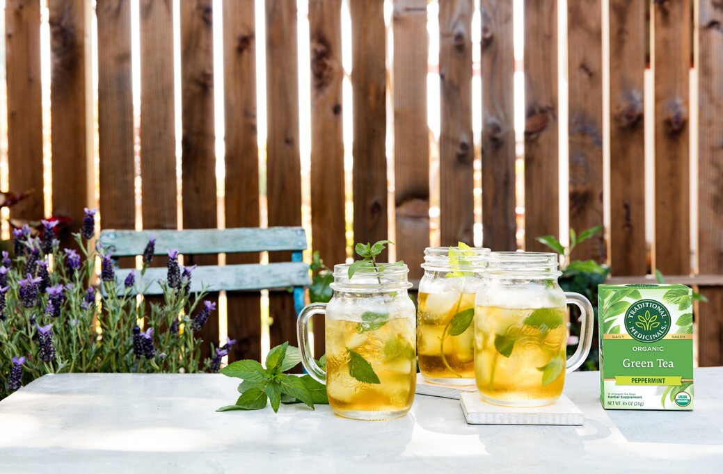 cups of iced peppermint green tea