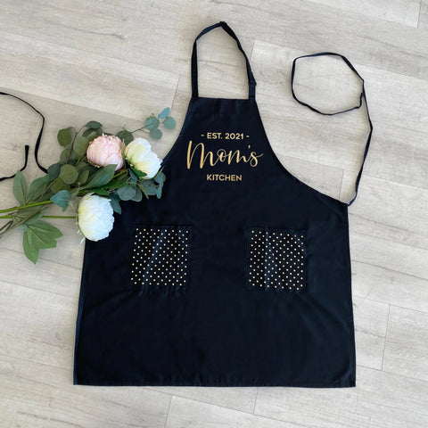 https://cdn.shopify.com/s/files/1/0506/7757/9968/files/moms-apron-611316_2000x_c3e8d2cd-442a-44d2-8c27-aa00b3b3d200_480x480.webp?v=1698181524