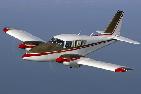 Piper Aztec in cruise