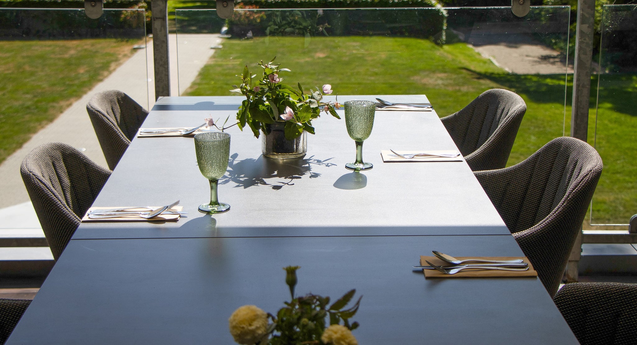 Outdoor dining setting af Restaurant Buhlmann with four outdoor Choice dining chairs in dark grey