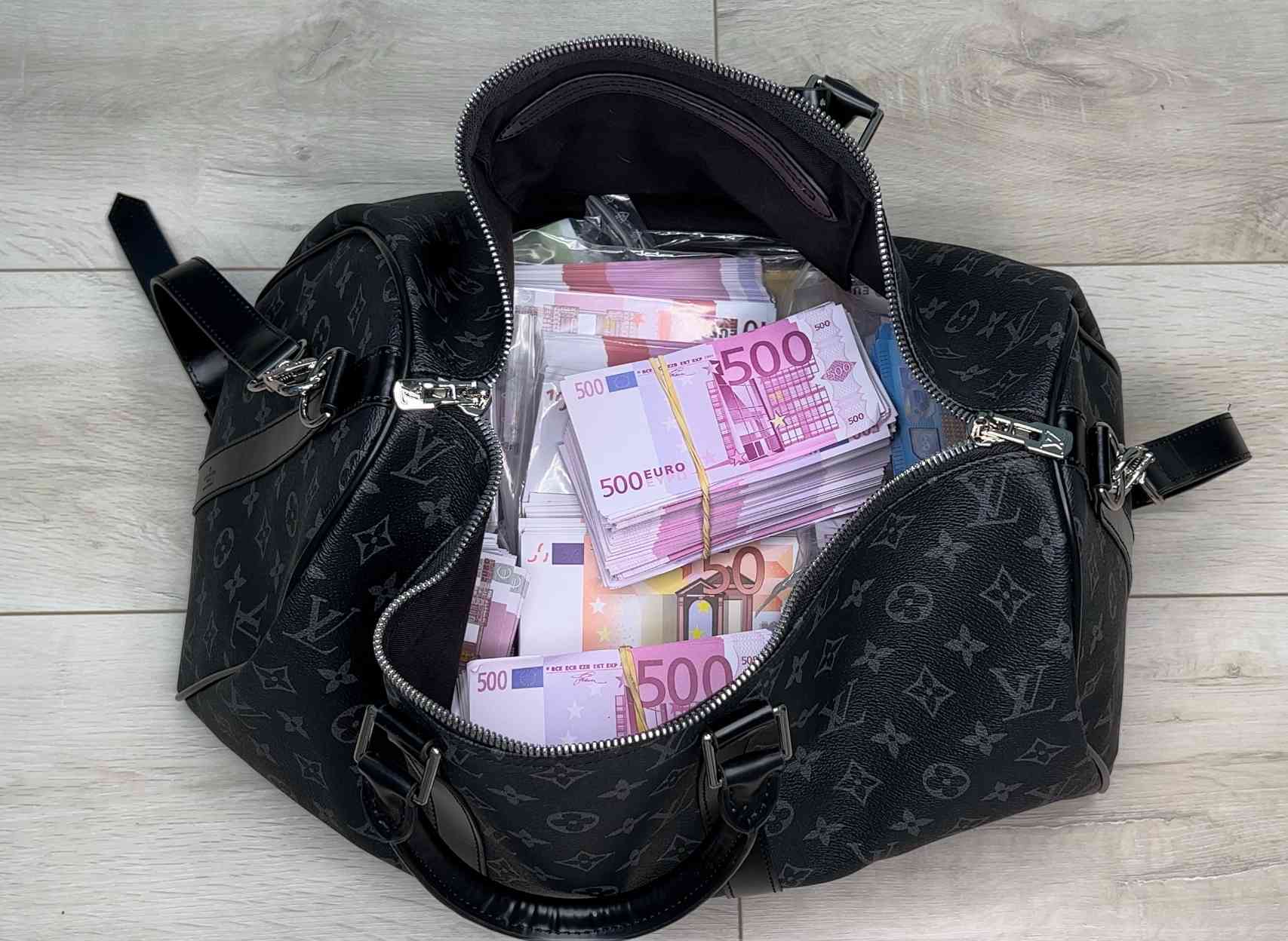 Troyes : 120 000 € de faux billets dans un sac sous le lit