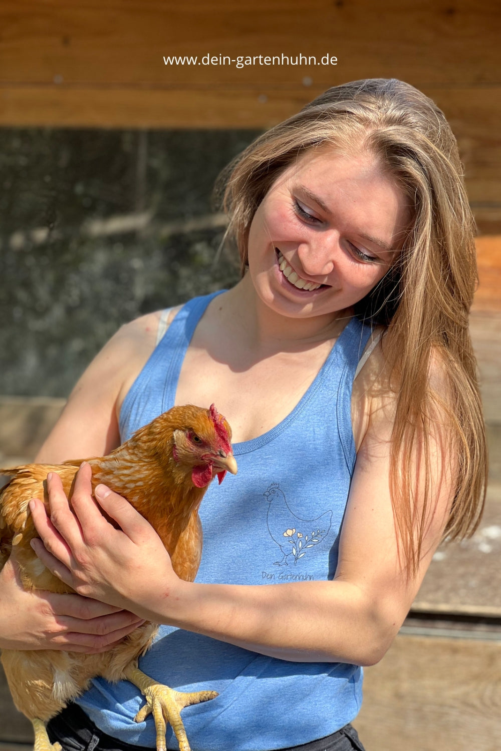 Abgebildet bin ich mit einem Huhn auf dem Arm.