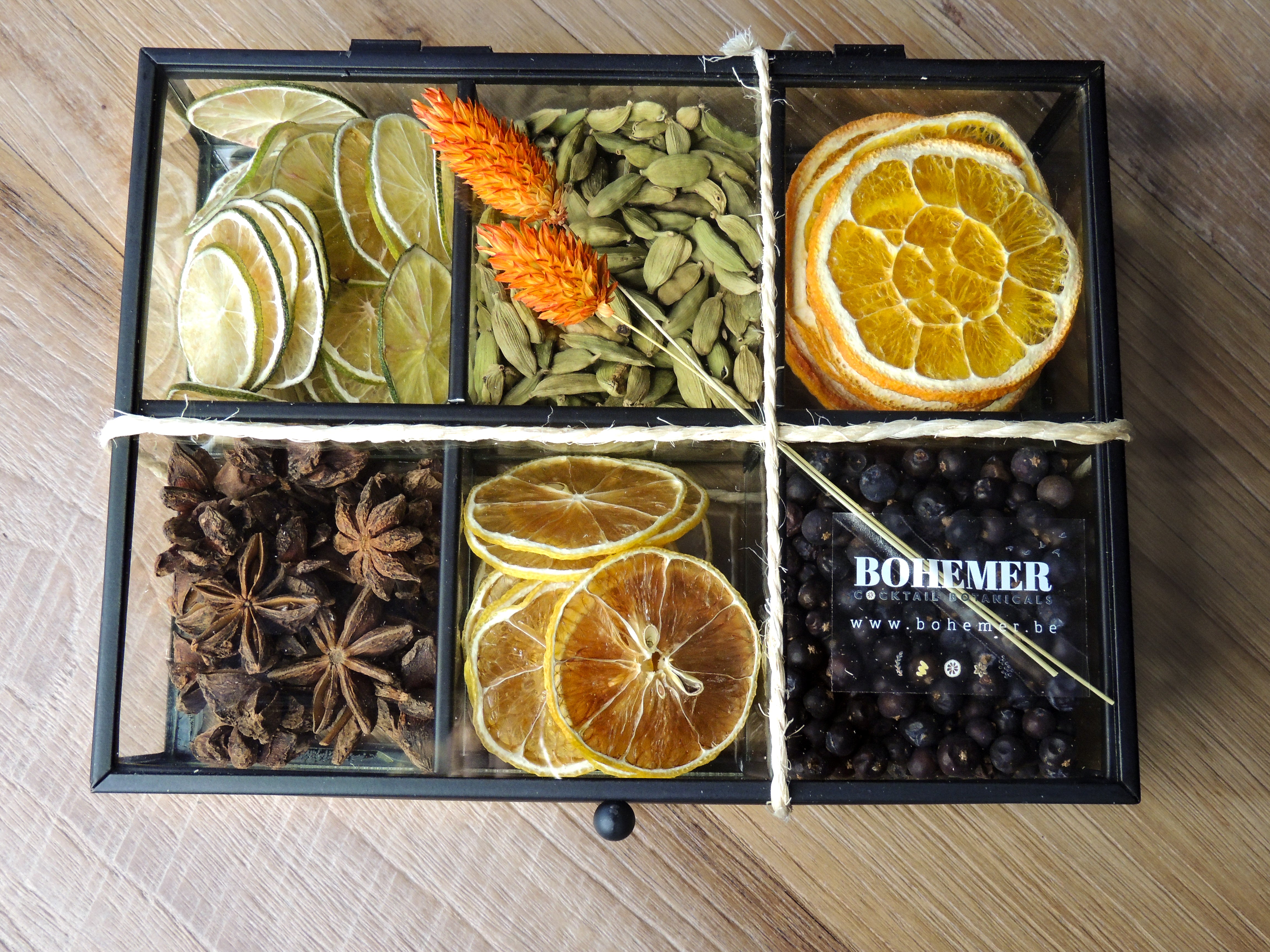 Glazen kistje met gin botanicals