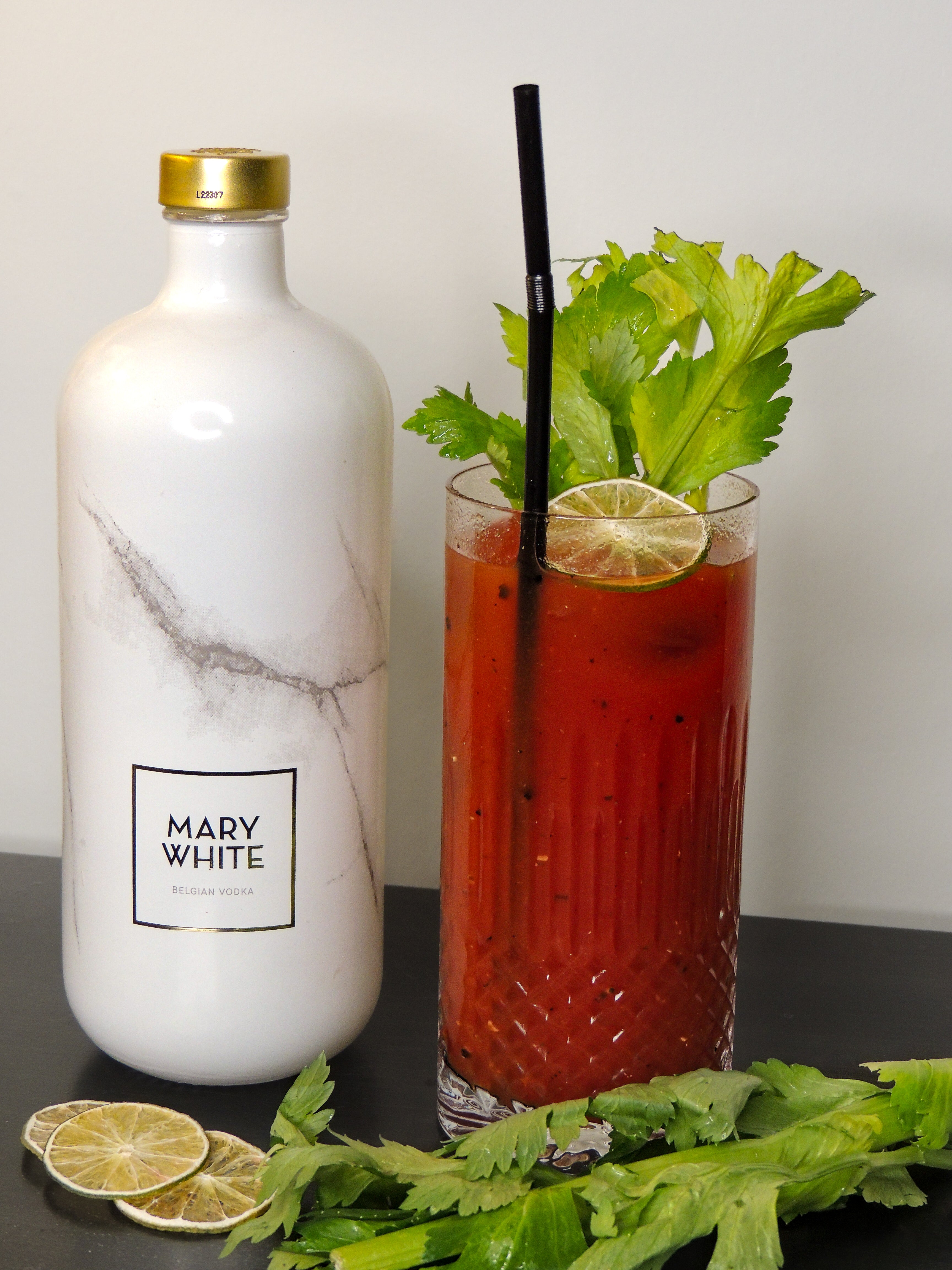 Bloody Mary cocktail met Mary White vodka, selder en limoengarnituur