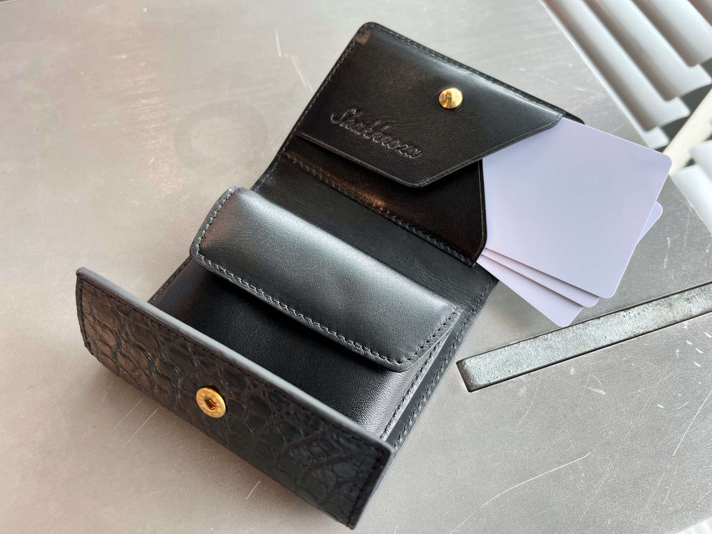 カードの収納箇所は２か所のクロコダイル革三つ折りミニ財布
