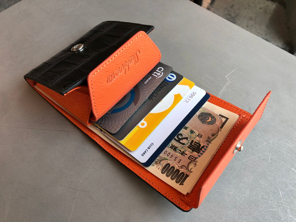 黒と橙色クロコダイル革の二つ折りミニ財布 収納
