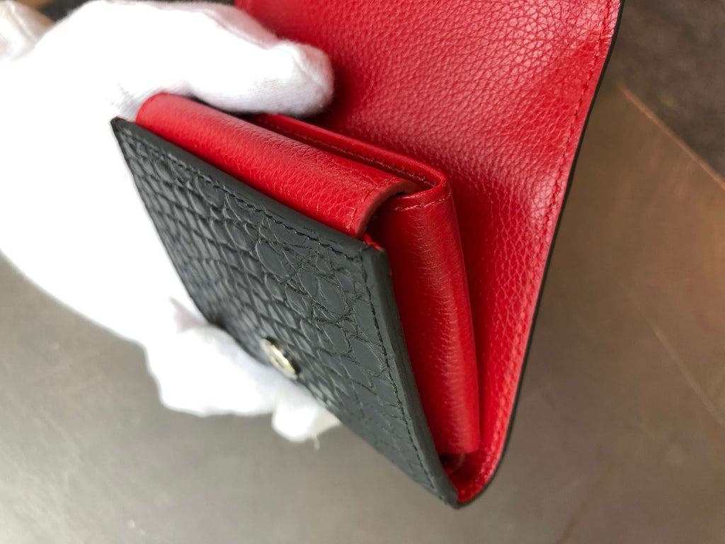 黒と深緋色クロコダイル革の二つ折りミニ財布 フラップ